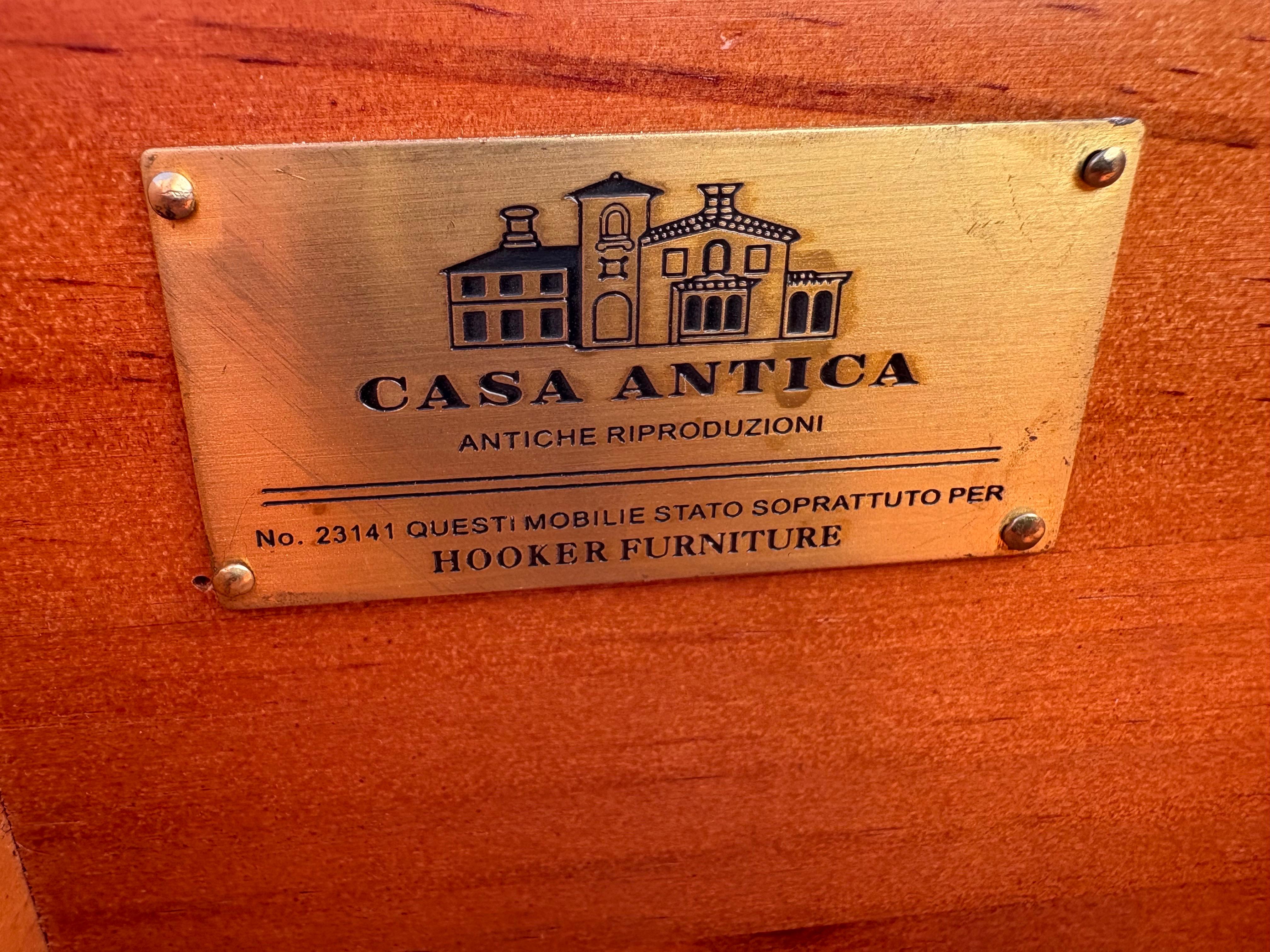 Dies ist ein Vintage handgefertigt Hooker Möbel Unternehmen zwei Tür Kredenz. Die Kredenz hat eine schöne Parkettplatte mit passenden Parketttüren darunter. Die Kredenz verfügt über vier Regalfächer mit verstellbaren Türen, die entweder in der Mitte