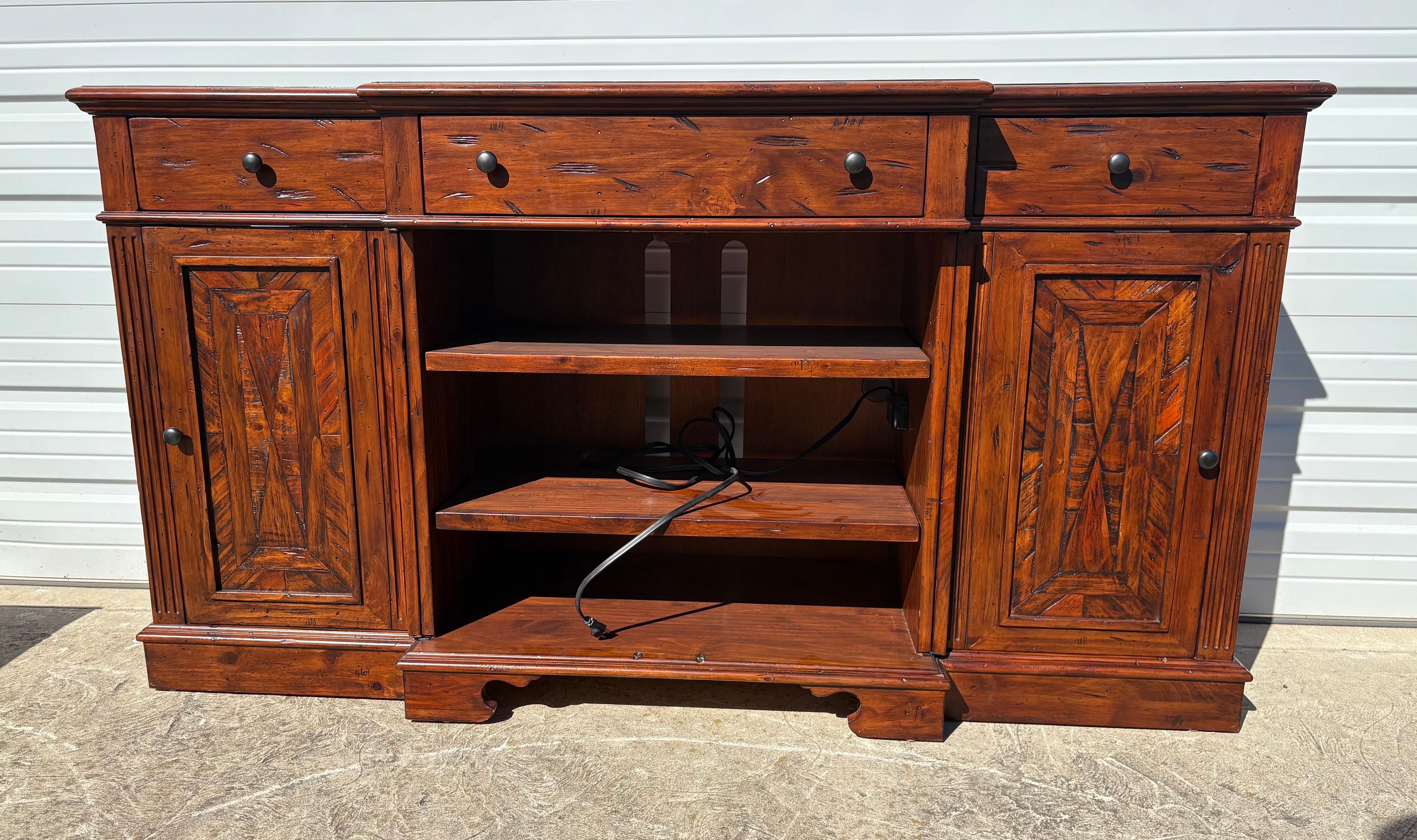 Handgefertigte Anrichte aus spanischer Kiefer von Hooker Furniture im Zustand „Gut“ im Angebot in Allentown, PA