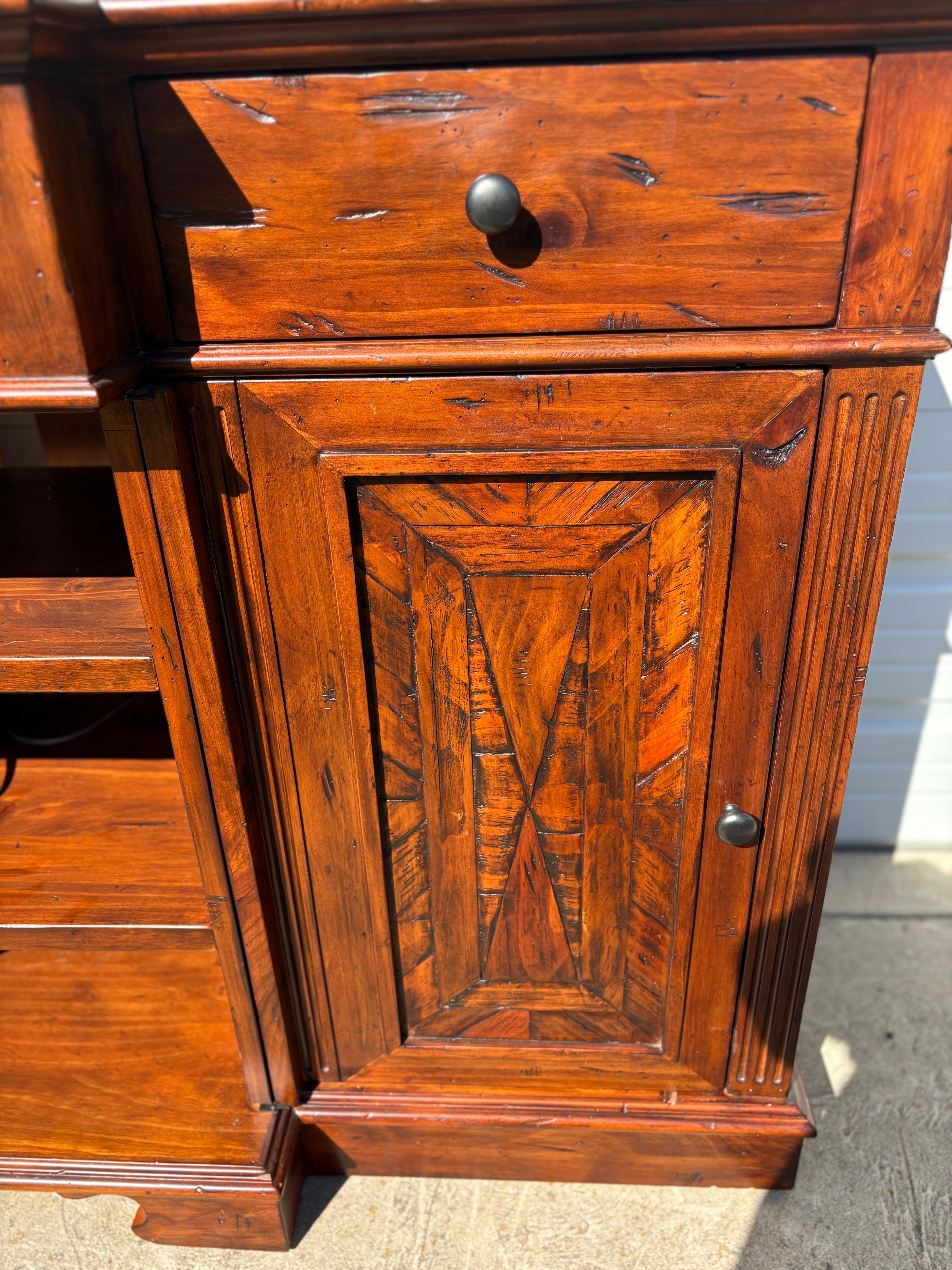 Handgefertigte Anrichte aus spanischer Kiefer von Hooker Furniture (21. Jahrhundert und zeitgenössisch) im Angebot