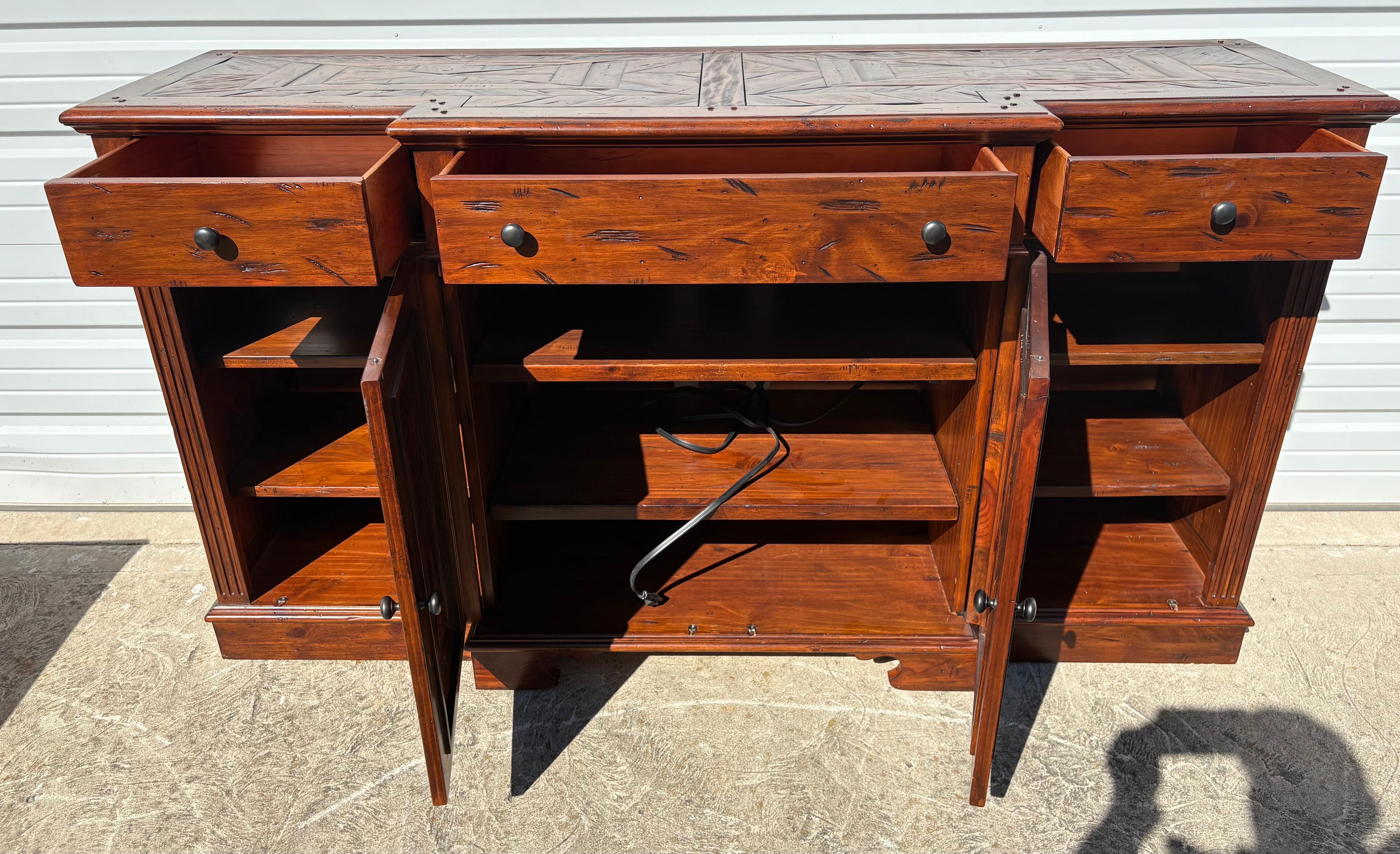 Handgefertigte Anrichte aus spanischer Kiefer von Hooker Furniture (Kiefernholz) im Angebot