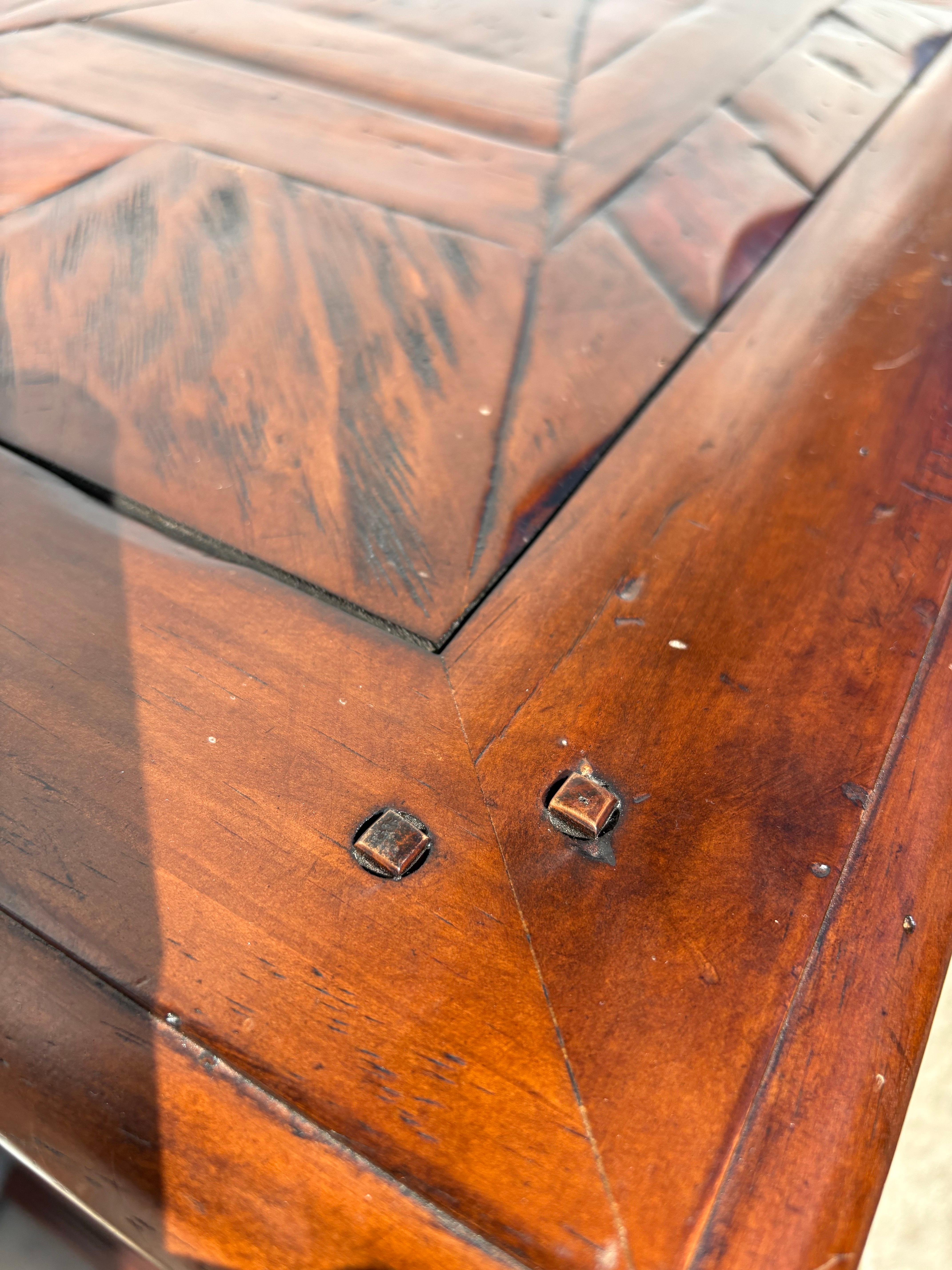 Handgefertigte Anrichte aus spanischer Kiefer von Hooker Furniture im Angebot 1