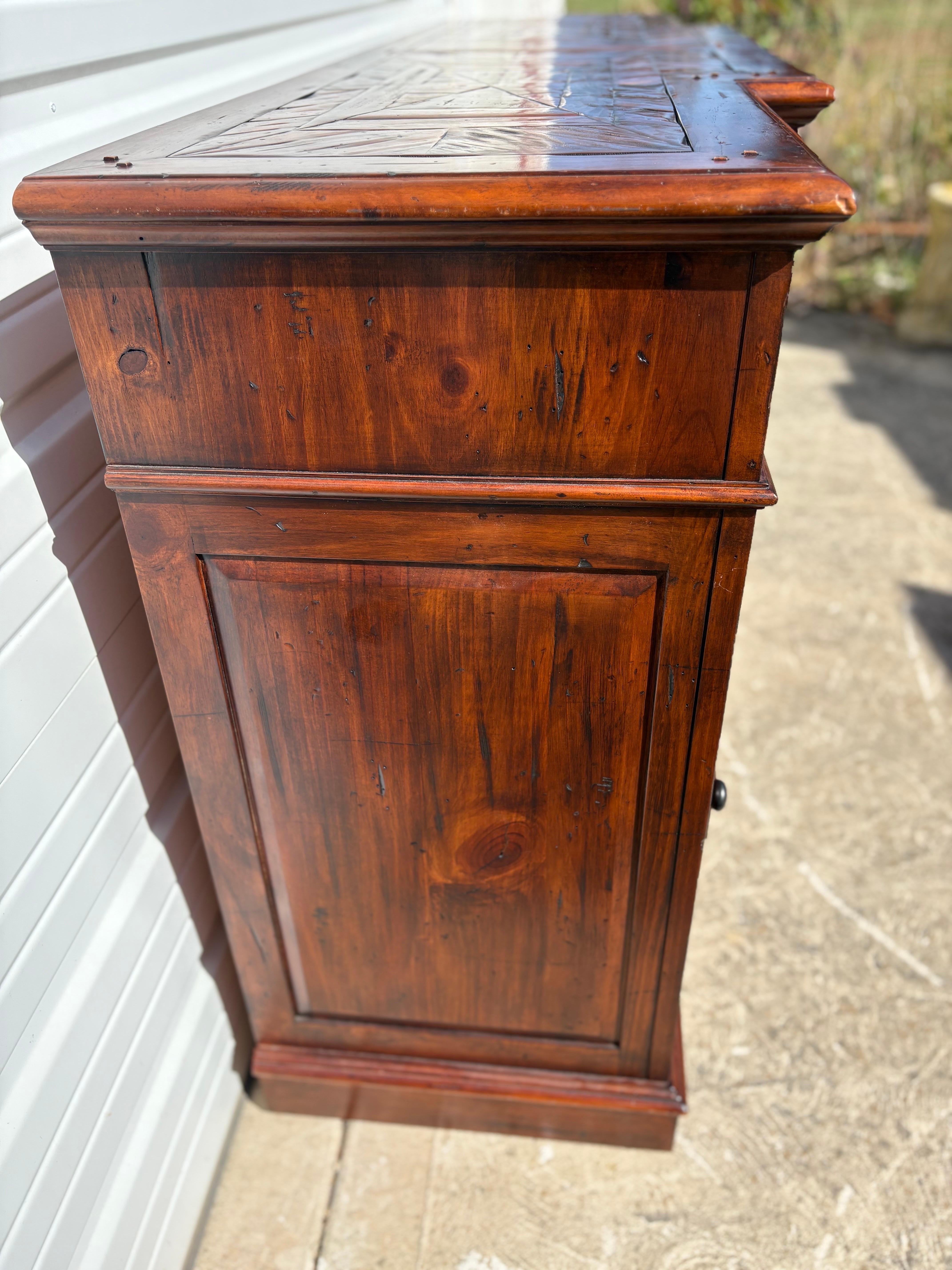 Handgefertigte Anrichte aus spanischer Kiefer von Hooker Furniture im Angebot 2