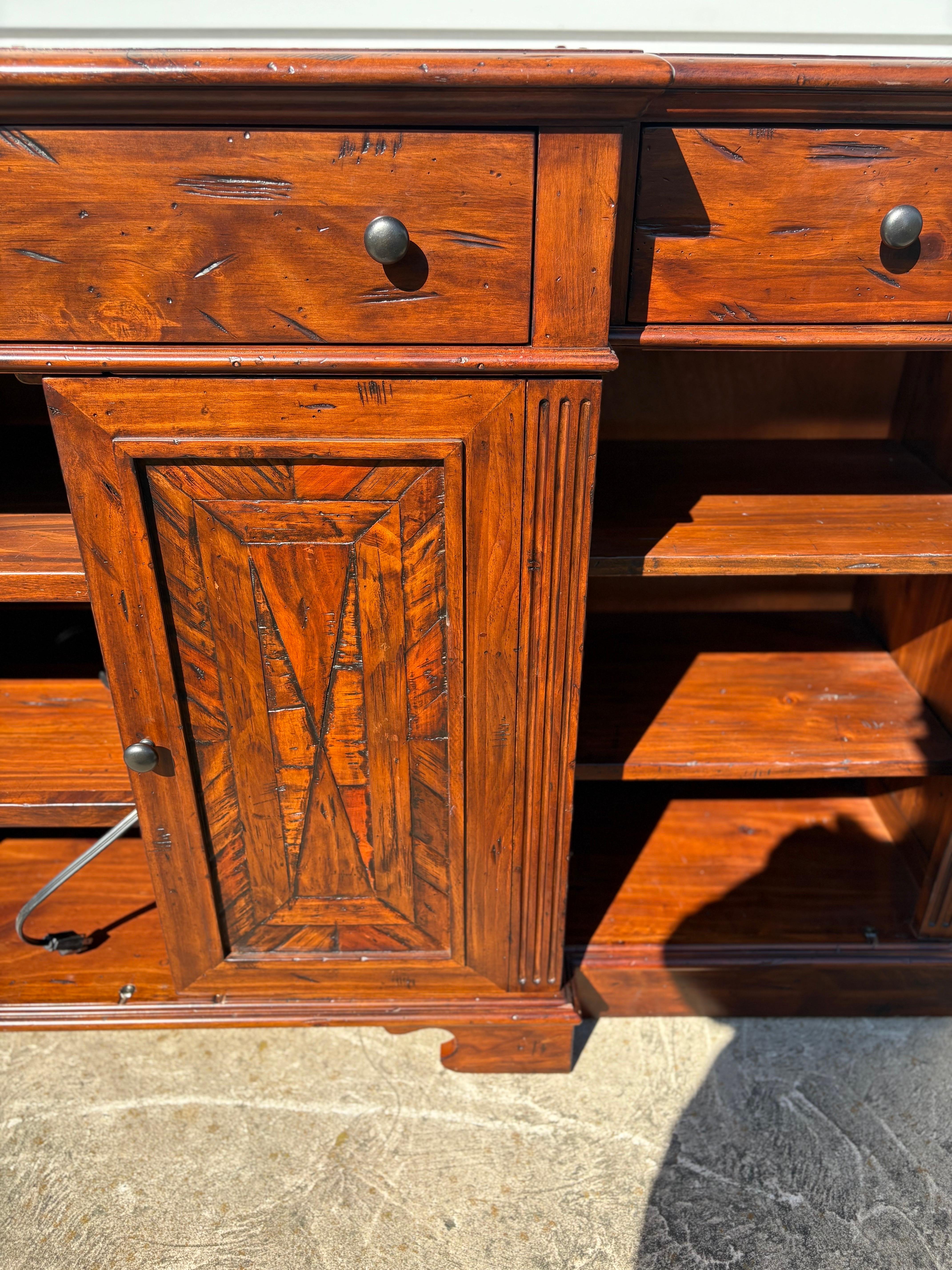 Handgefertigte Anrichte aus spanischer Kiefer von Hooker Furniture im Angebot 4