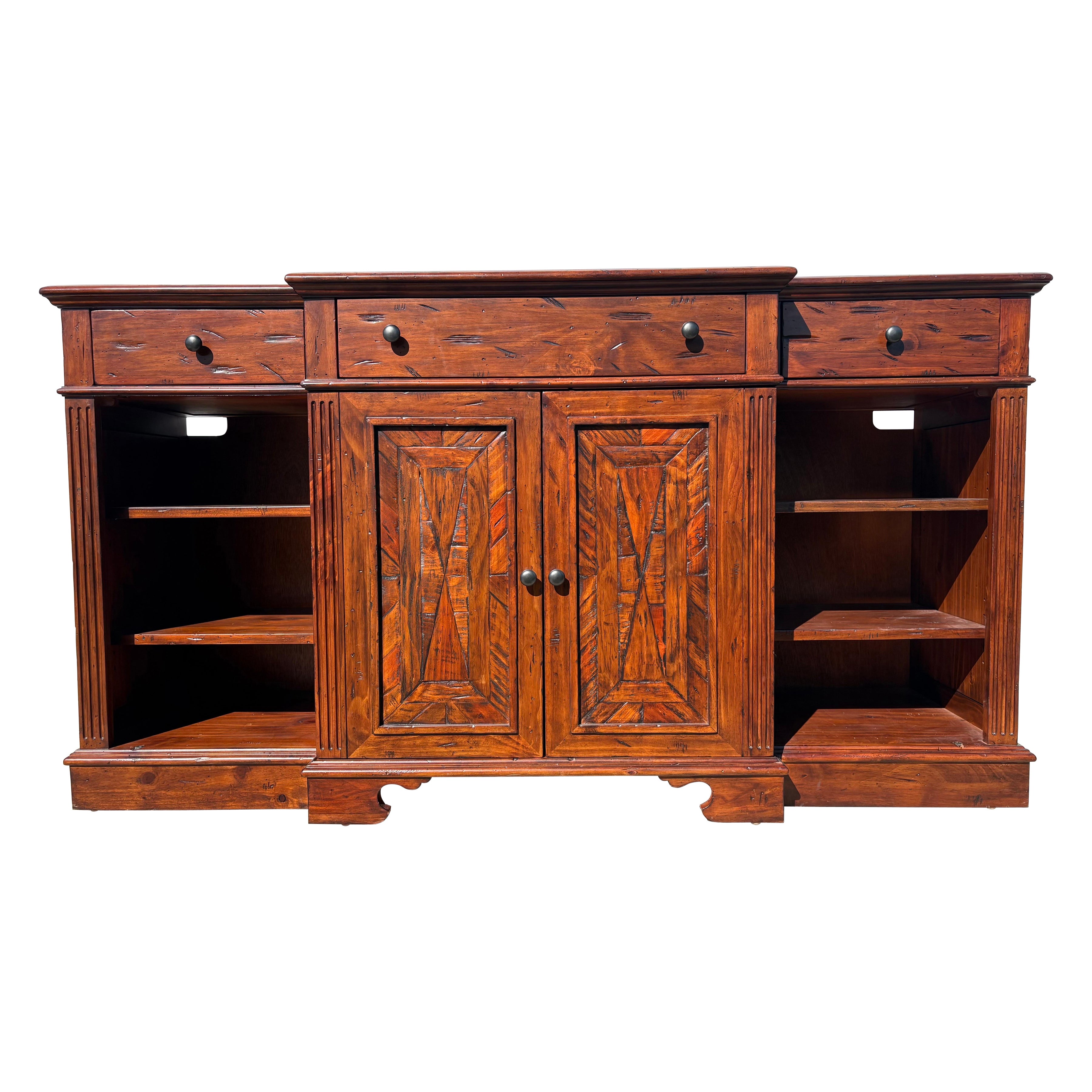 Handgefertigte Anrichte aus spanischer Kiefer von Hooker Furniture im Angebot