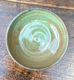 Cuenco de cerámica verde moteado hecho a mano