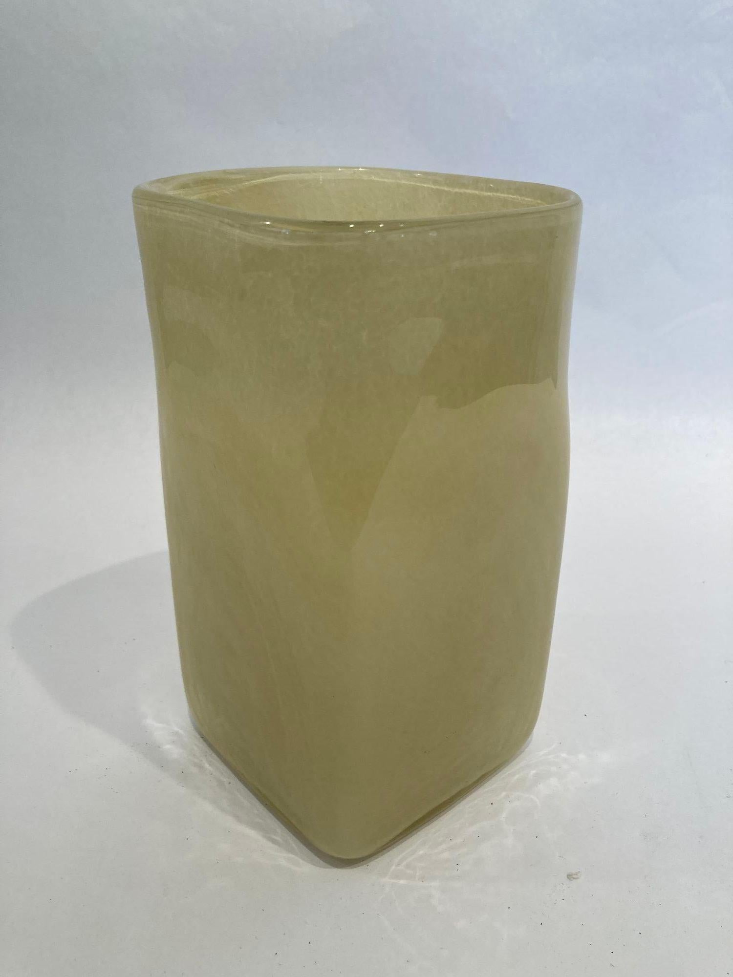 Handgefertigte quadratische beigefarbene Blumenglasvase im Stil von Kosta Boda.
Nach dem Vorbild des Designers Bertil Vallien Art Glass Vase, um 1980 für Kosta Boda.
Die schwedische Kunstglasvase Kosta Boda hat einen beigen Glaskörper.
Quadratische