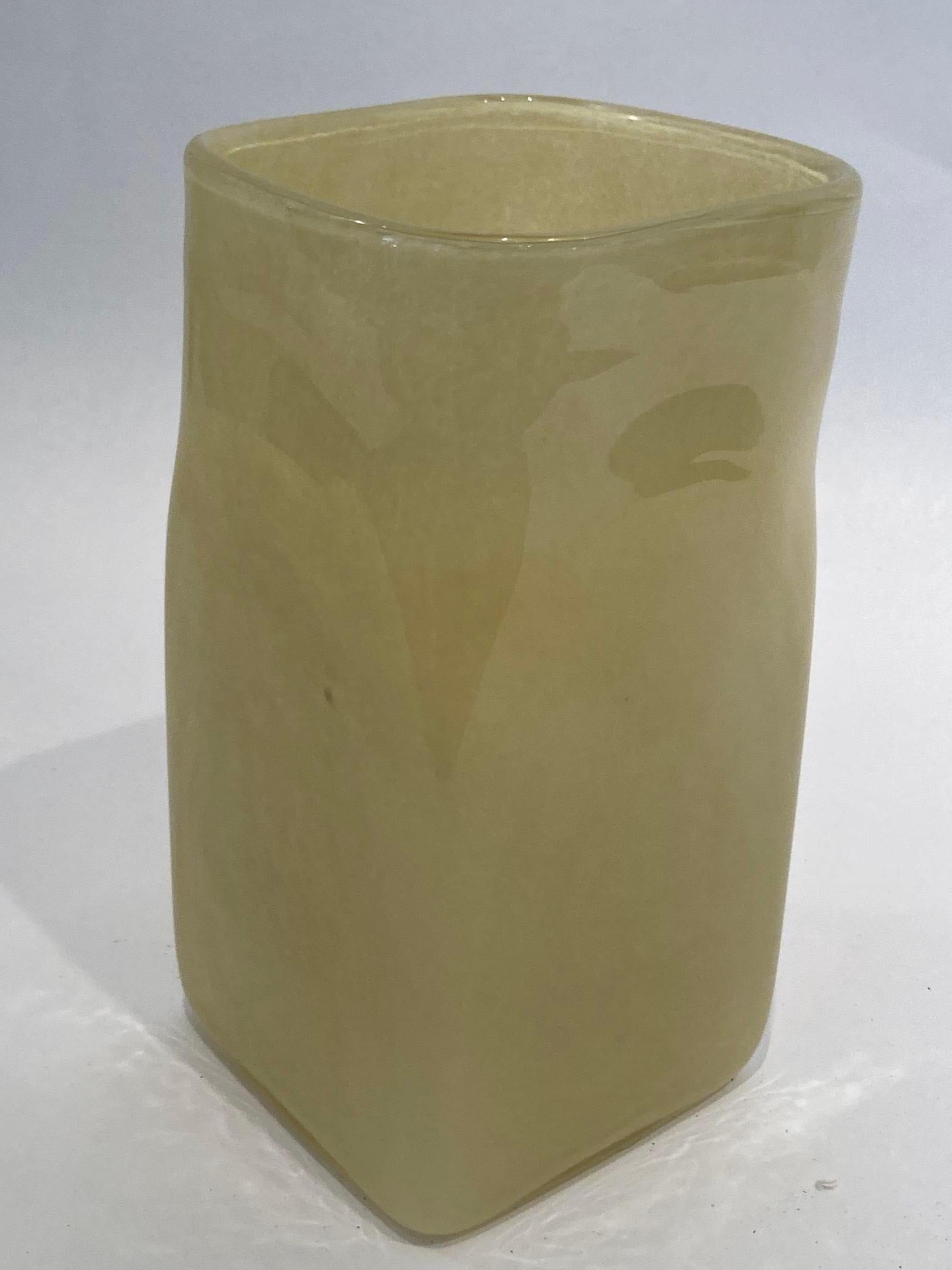 Handgefertigte quadratische Vase aus beigefarbenem Blumenglas im Kosta Boda-Stil, 1980er Jahre (Glaskunst) im Angebot