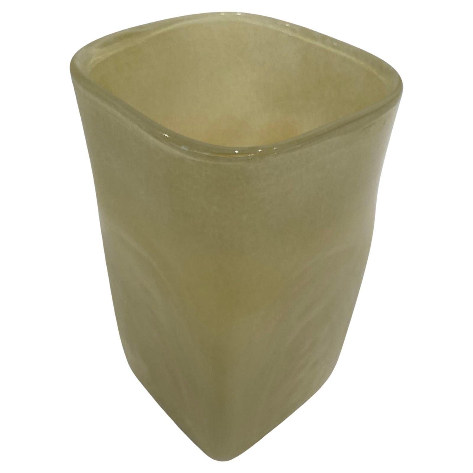Vaso di vetro quadrato a fiori beige fatto a mano in stile Kosta Boda, anni '80