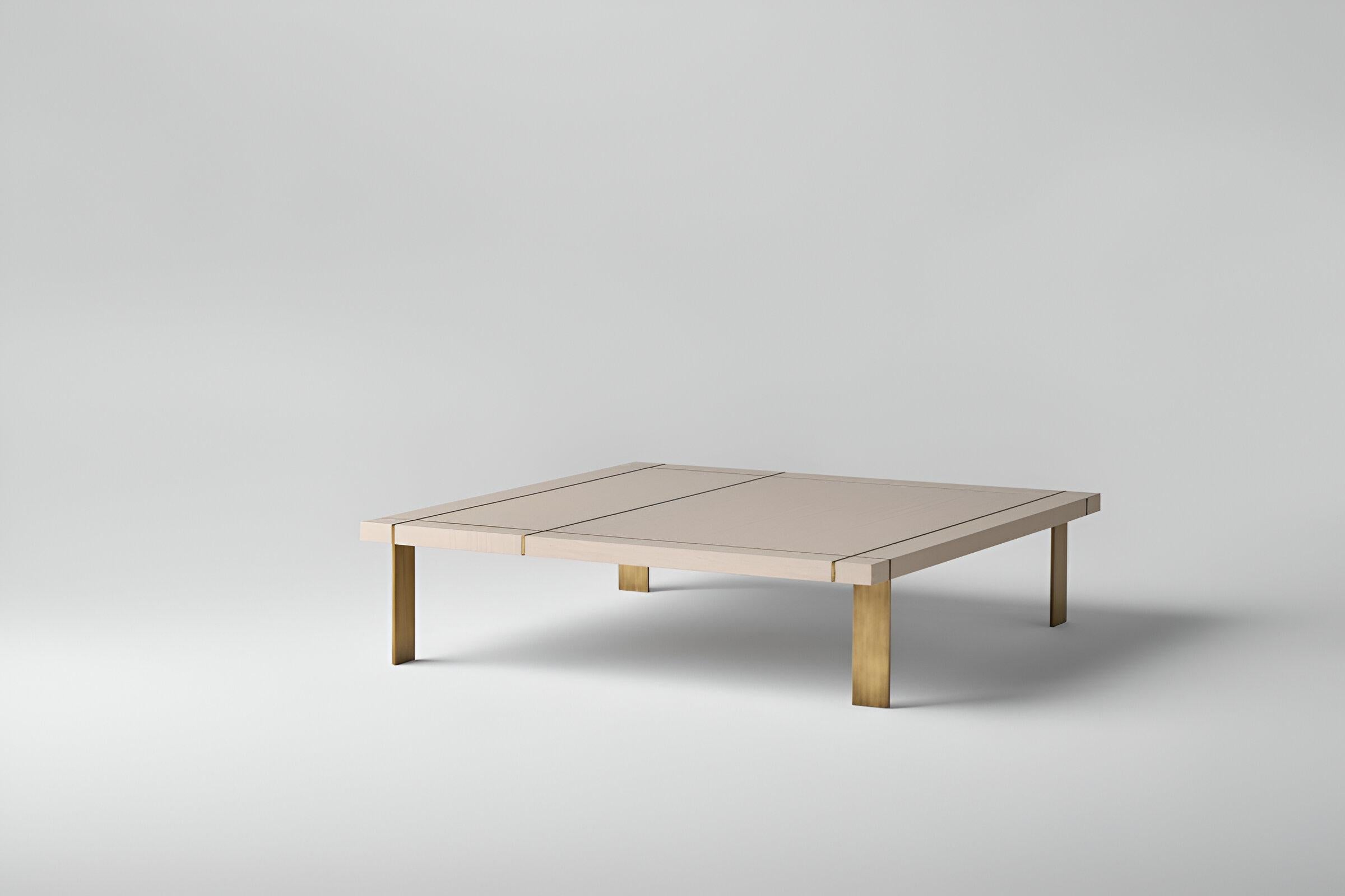 Questo tavolino quadrato emana un'eleganza moderna e aggiunge un tocco di raffinatezza a spazi abitativi raffinati. I materiali naturali si fondono perfettamente, creando un accattivante gioco di texture e contrasti che definiscono l'essenza di