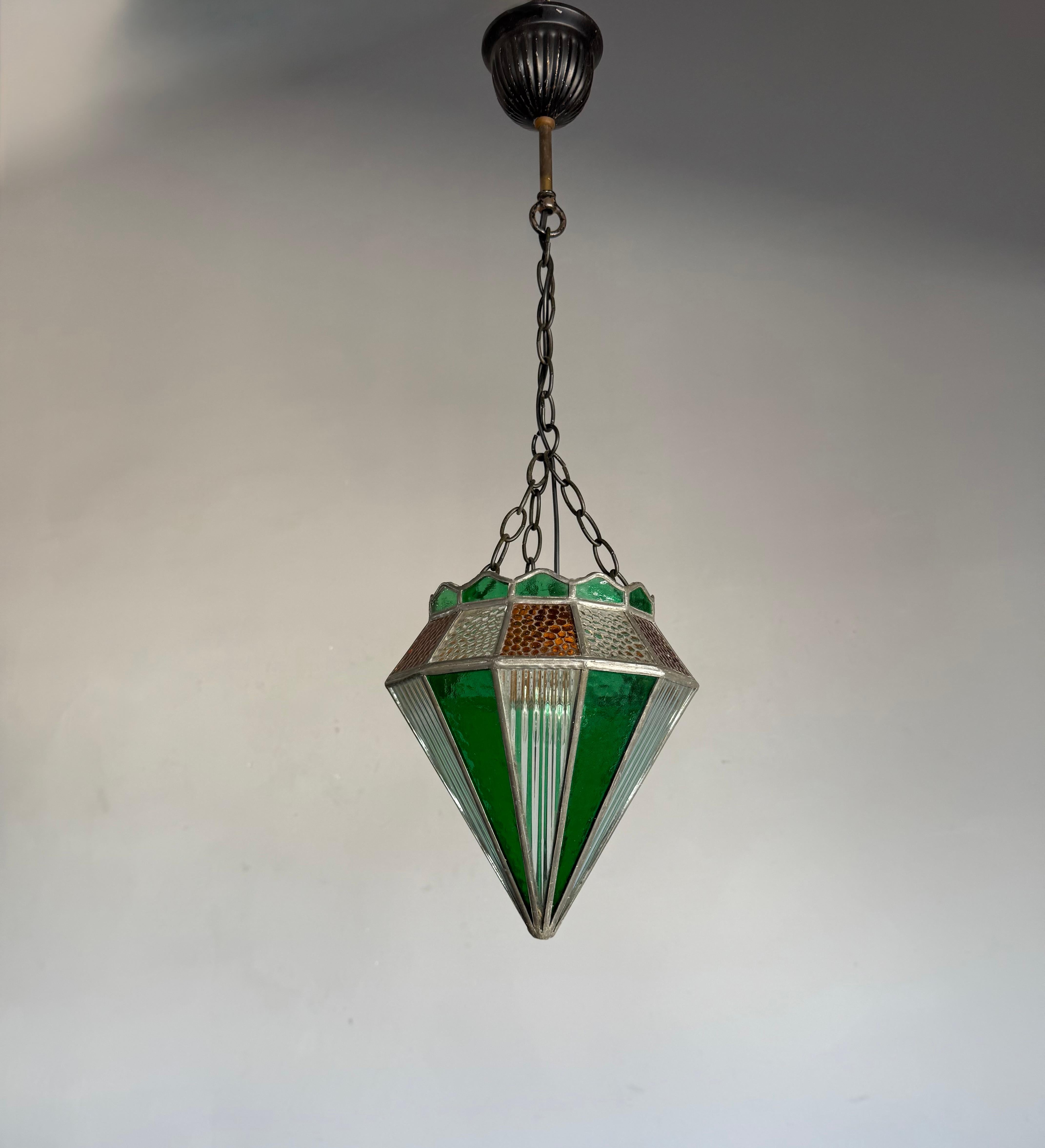 20ième siècle Pendentif en verre Stained Glass Art Deco fabriqué à la main Diamant Design & Great Colors en vente