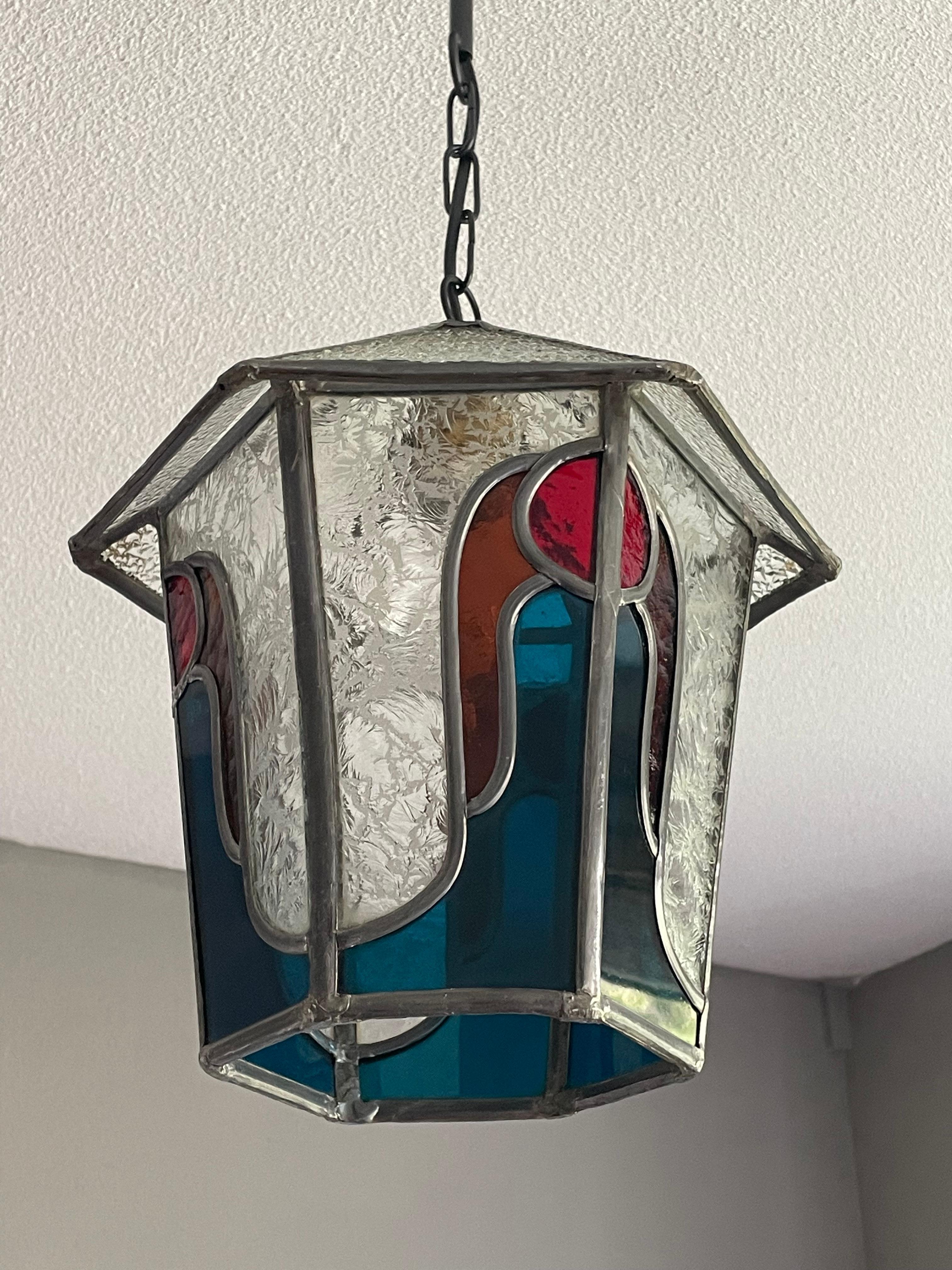 Handgefertigte Art-Déco-Hängelampe aus Buntglas mit stilisierten Engeln in großen Farben im Angebot 4