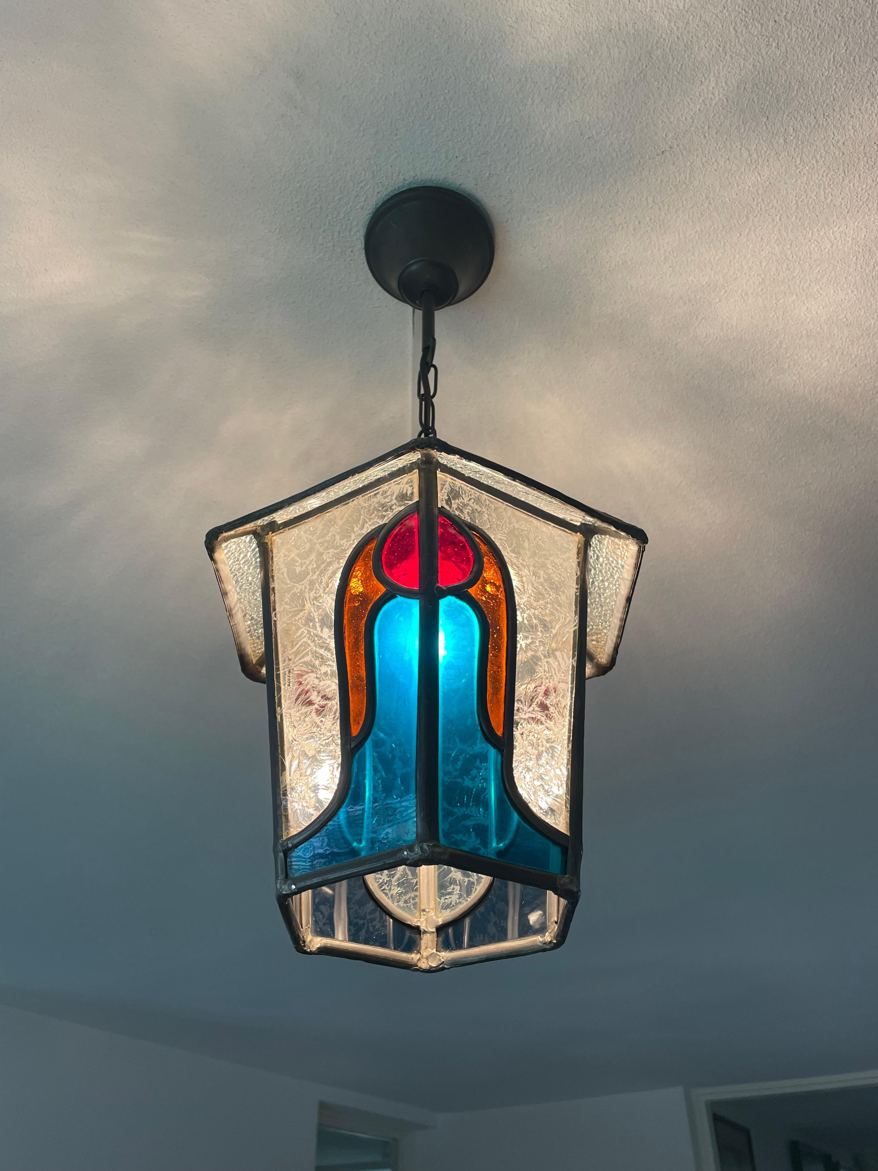 Handgefertigte Art-Déco-Hängelampe aus Buntglas mit stilisierten Engeln in großen Farben im Zustand „Hervorragend“ im Angebot in Lisse, NL