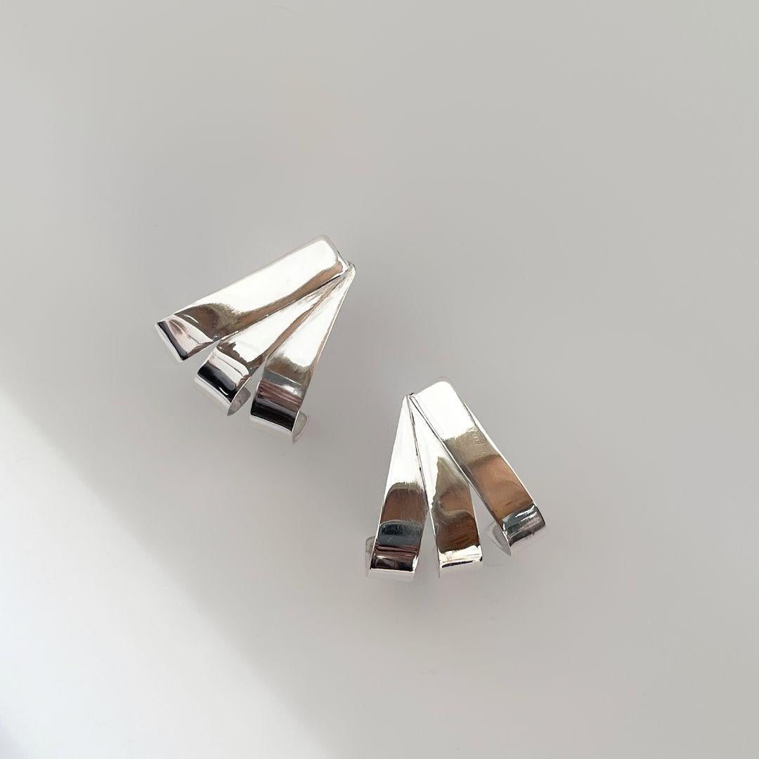 Celebra l'artigianato con gli orecchini Awana, realizzati meticolosamente a mano in argento sterling 925. Ogni orecchino presenta un raffinato design organico, ispirato al delicato equilibrio tra tradizione e stile contemporaneo. Le dimensioni