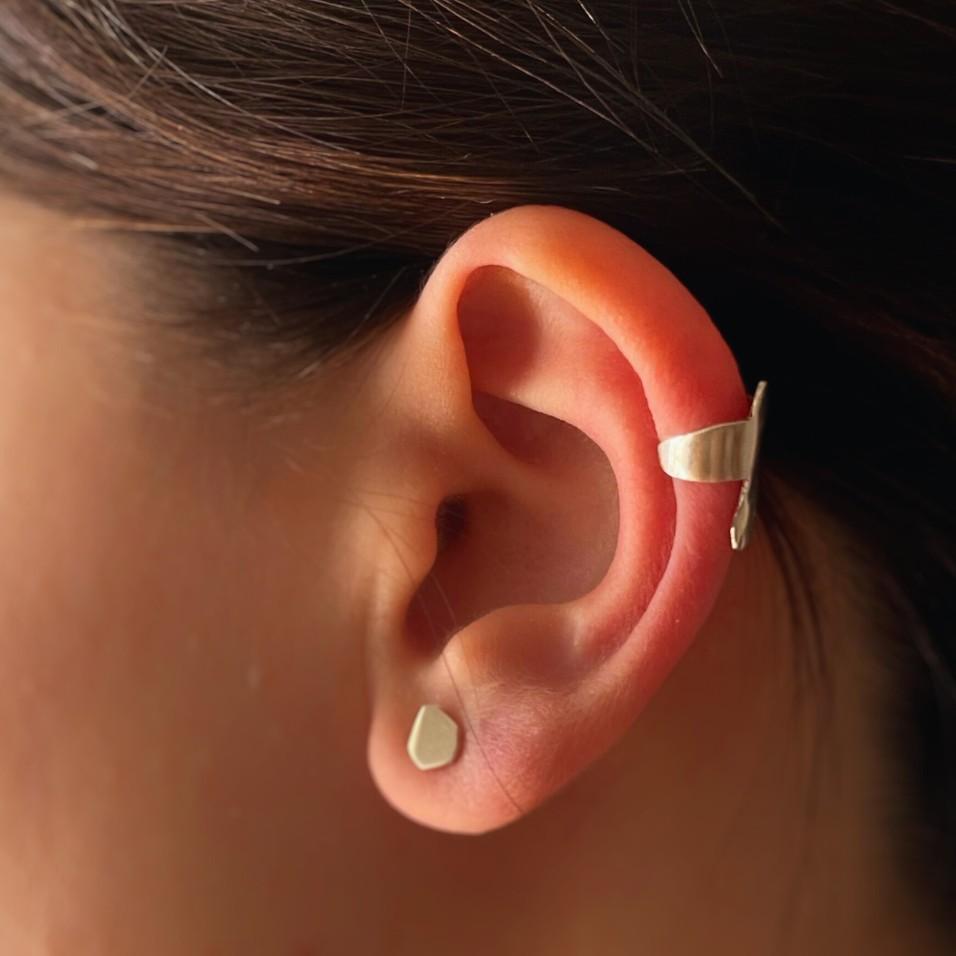 This delicate ear cuff embraces the ear with the graceful silhouette of a bird in flight, paying tribute to the rich diversity of species that inhabit the Sierras of Pigüé. Its design captures the beauty, freedom, and elegance of these creatures