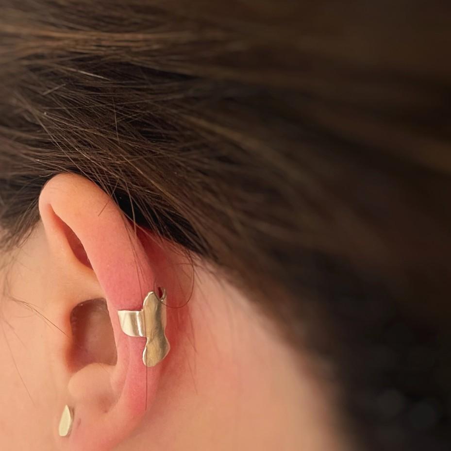 Handcrafted Sterling Silver Bird in Flight Ear Cuff – Nature-Inspired Design In New Condition For Sale In Pigüé, AR
