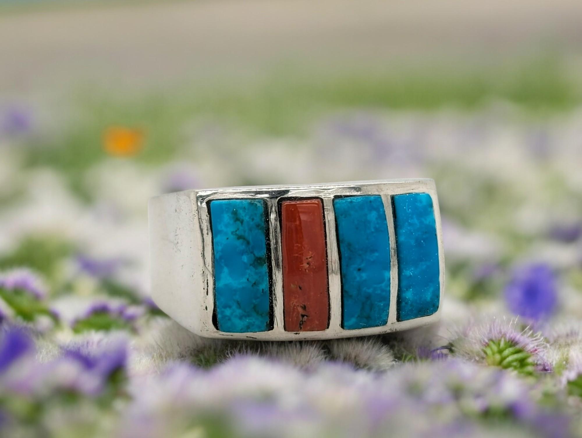 Bague artisanale en argent sterling à trois pierres corail et turquoise en vente 2