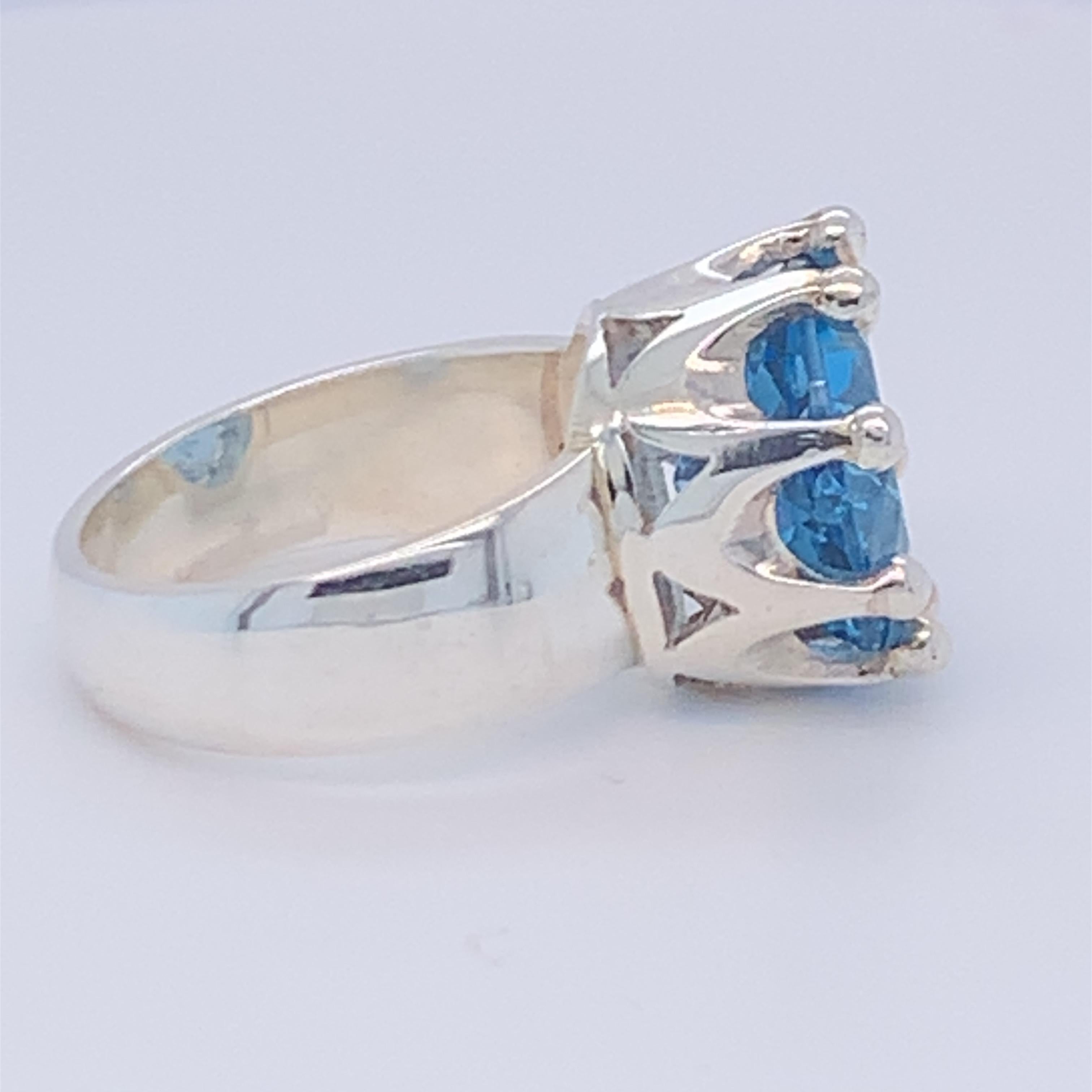 Dieser prächtige Ring im Kronendesign ist mit einem runden Blautopas besetzt. Dieses elegante und atemberaubende Stück ist sowohl für den Tag als auch für den Abend geeignet. In Sterlingsilber gefasst und von Meisterhand gefertigt.

Blauer Topas: