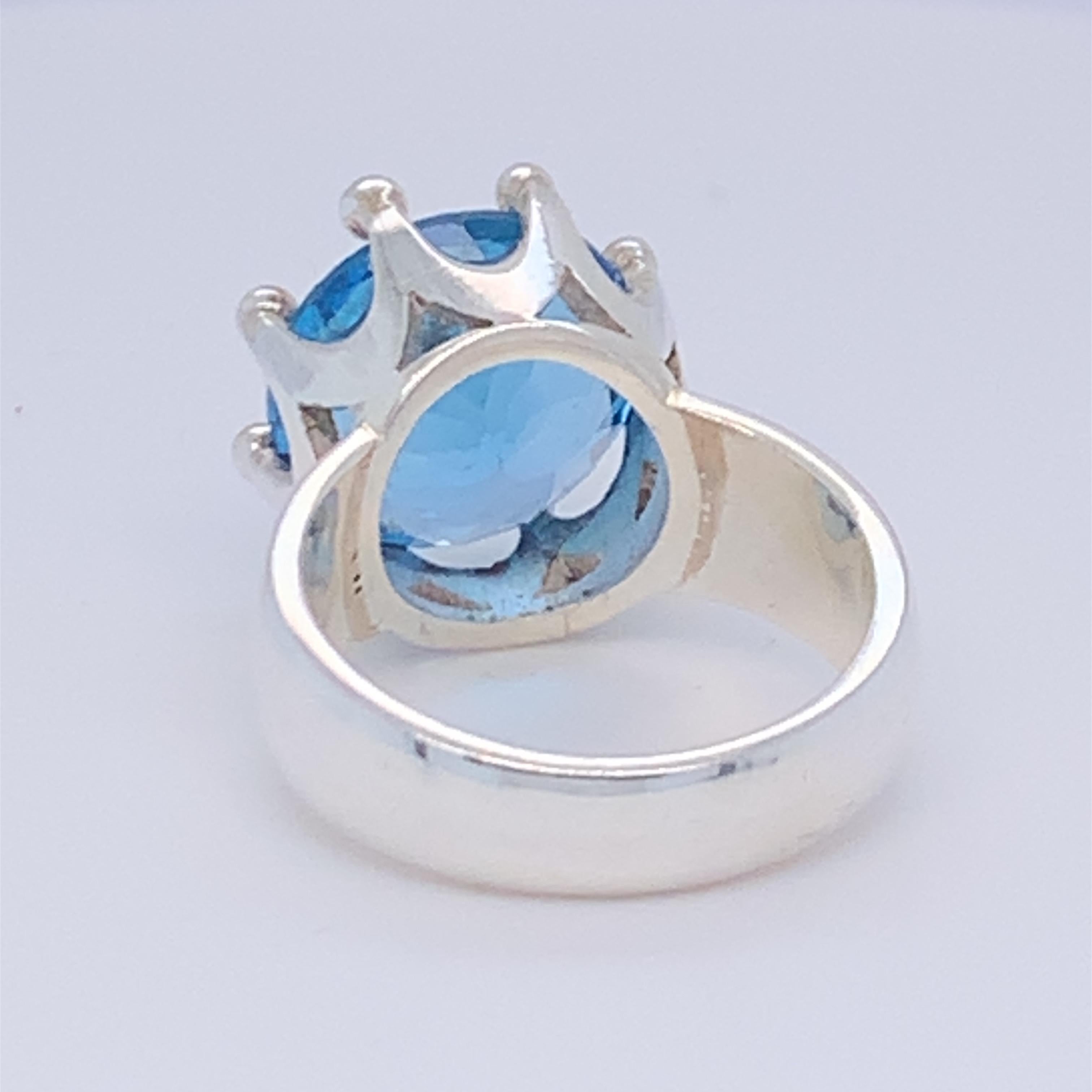 Handgefertigter Ring aus Sterlingsilber im Kronendesign mit blauem Topas (Kunsthandwerker*in) im Angebot