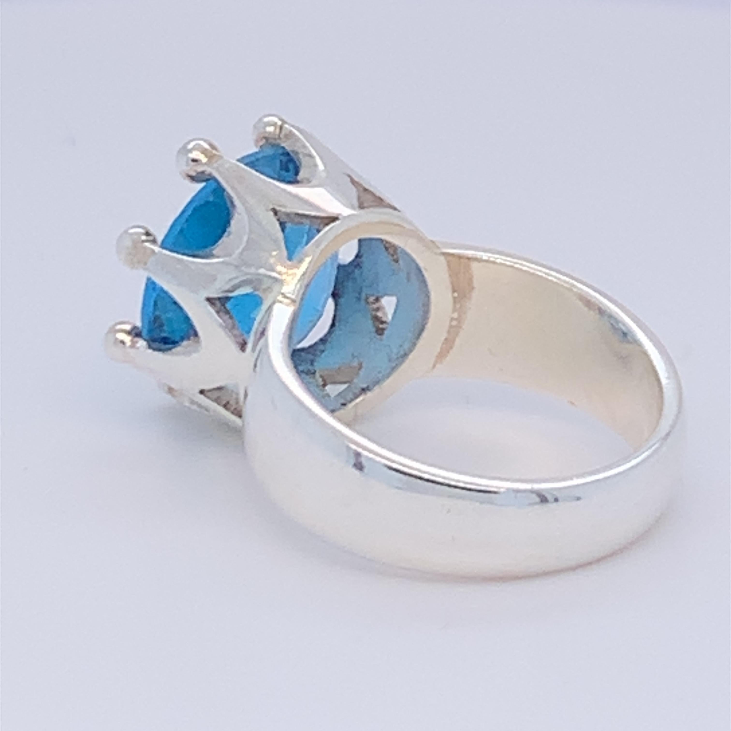 Handgefertigter Ring aus Sterlingsilber im Kronendesign mit blauem Topas (Rundschliff) im Angebot