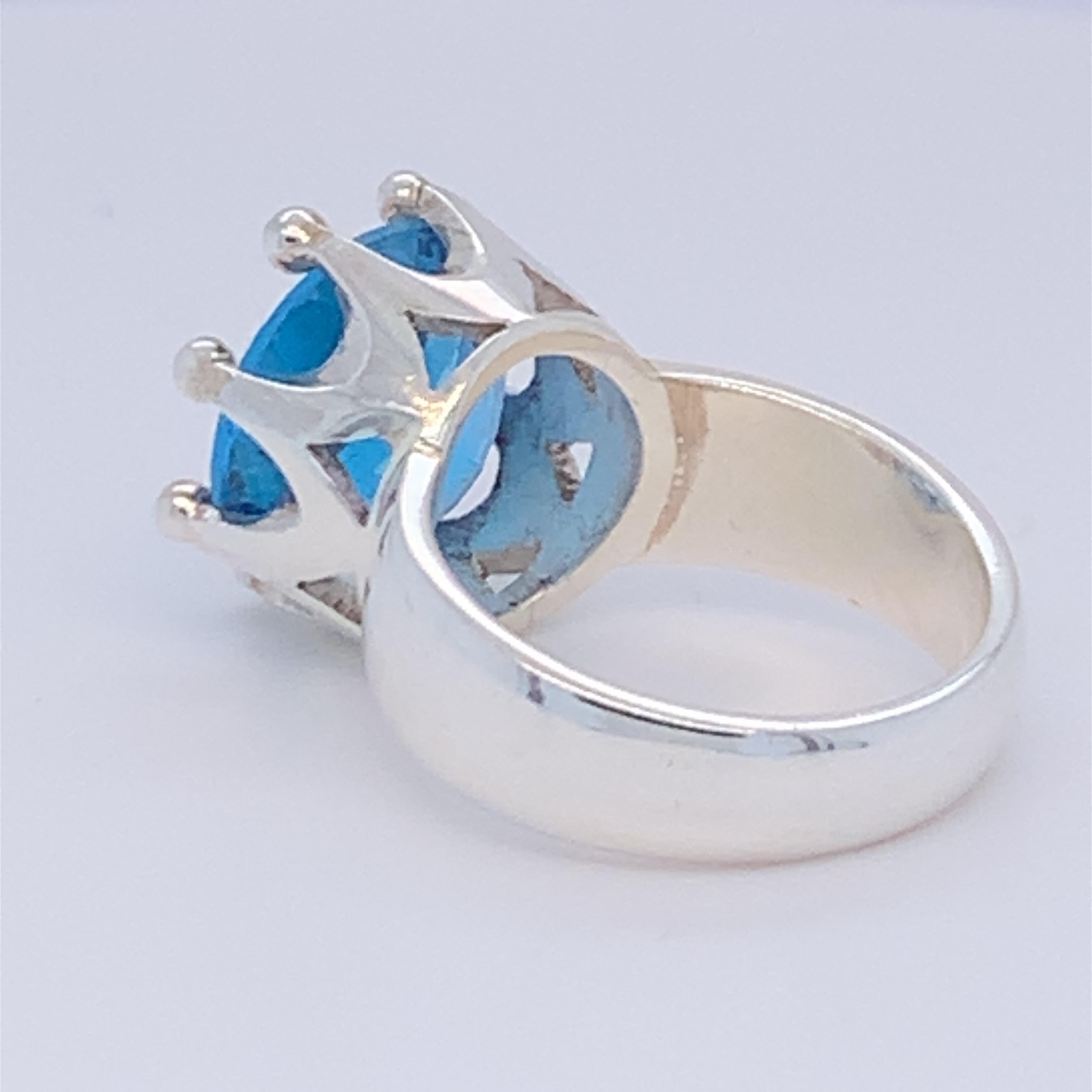 Taille ronde Bague en argent sterling avec couronne en topaze bleue, fabriquée à la main en vente