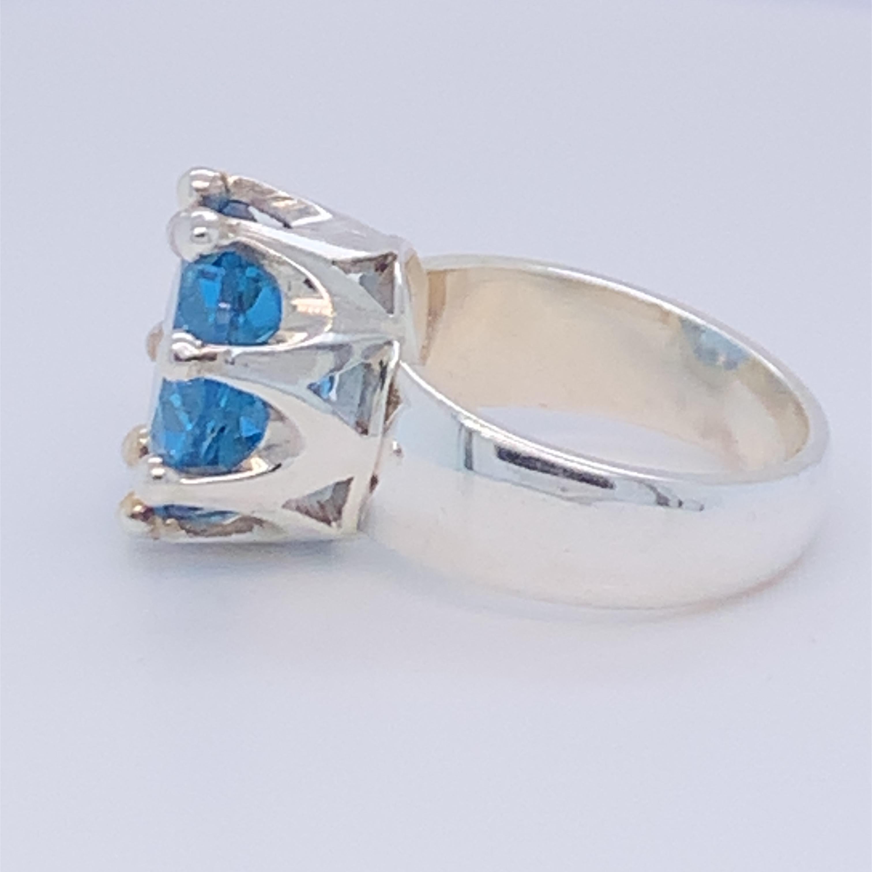 Handgefertigter Ring aus Sterlingsilber im Kronendesign mit blauem Topas im Zustand „Neu“ im Angebot in Trumbull, CT