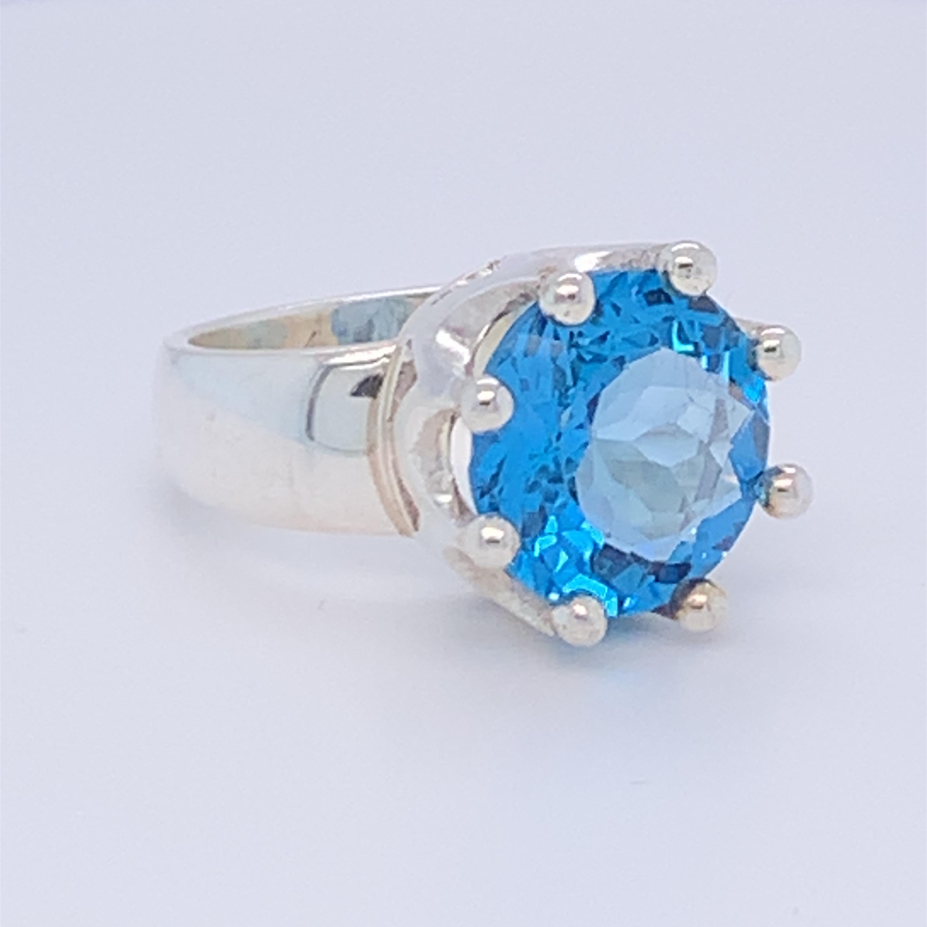 Handcrafted Sterling Silver Crown Design Blue Topaz Ring In New Condition For Sale In Trumbull, CT