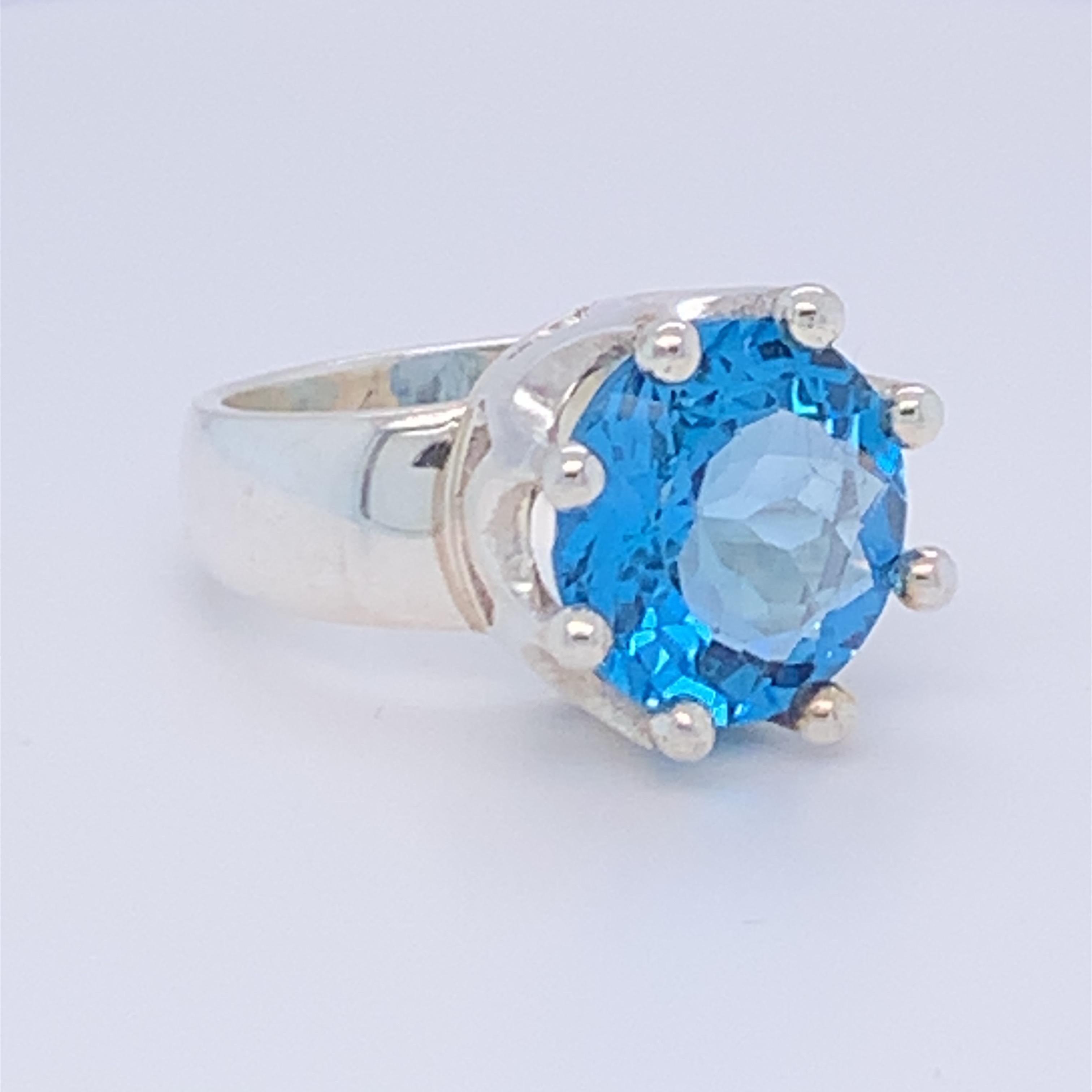 Bague en argent sterling avec couronne en topaze bleue, fabriquée à la main en vente 2