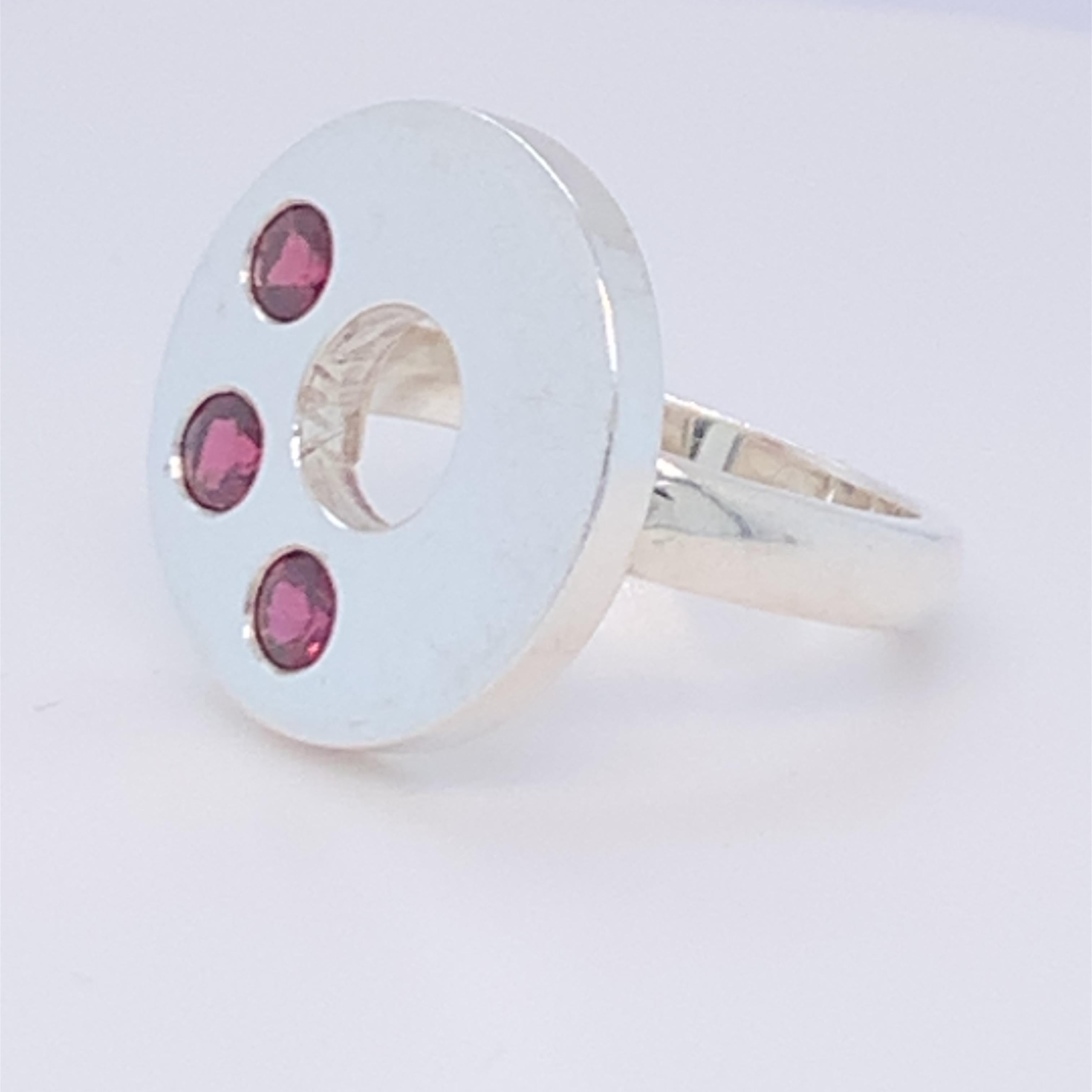 Handgefertigter Sterlingsilber-Ring mit Granat im Scheibendesign (Rundschliff) im Angebot