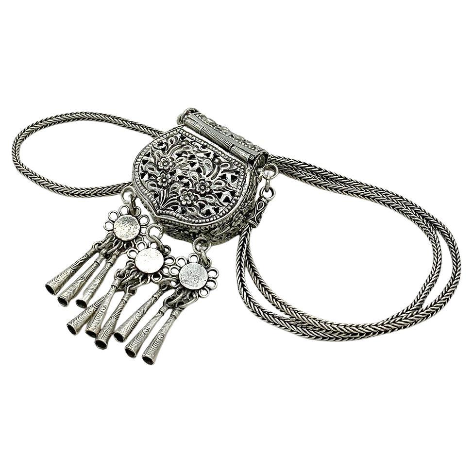 Donna Borsellino artigianale in argento 925 con collana lunga in vendita