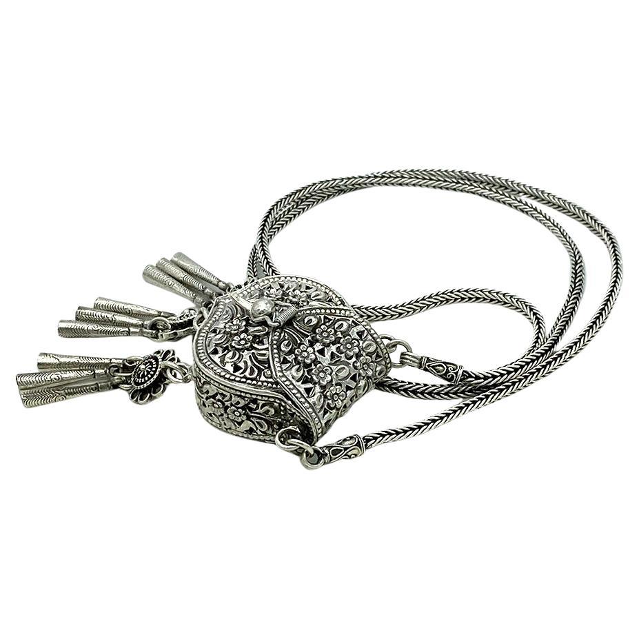 Borsellino artigianale in argento 925 con collana lunga in vendita 1