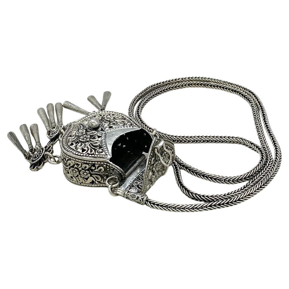 Borsellino artigianale in argento 925 con collana lunga in vendita 2