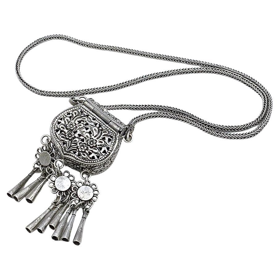 Borsellino artigianale in argento 925 con collana lunga in vendita 3