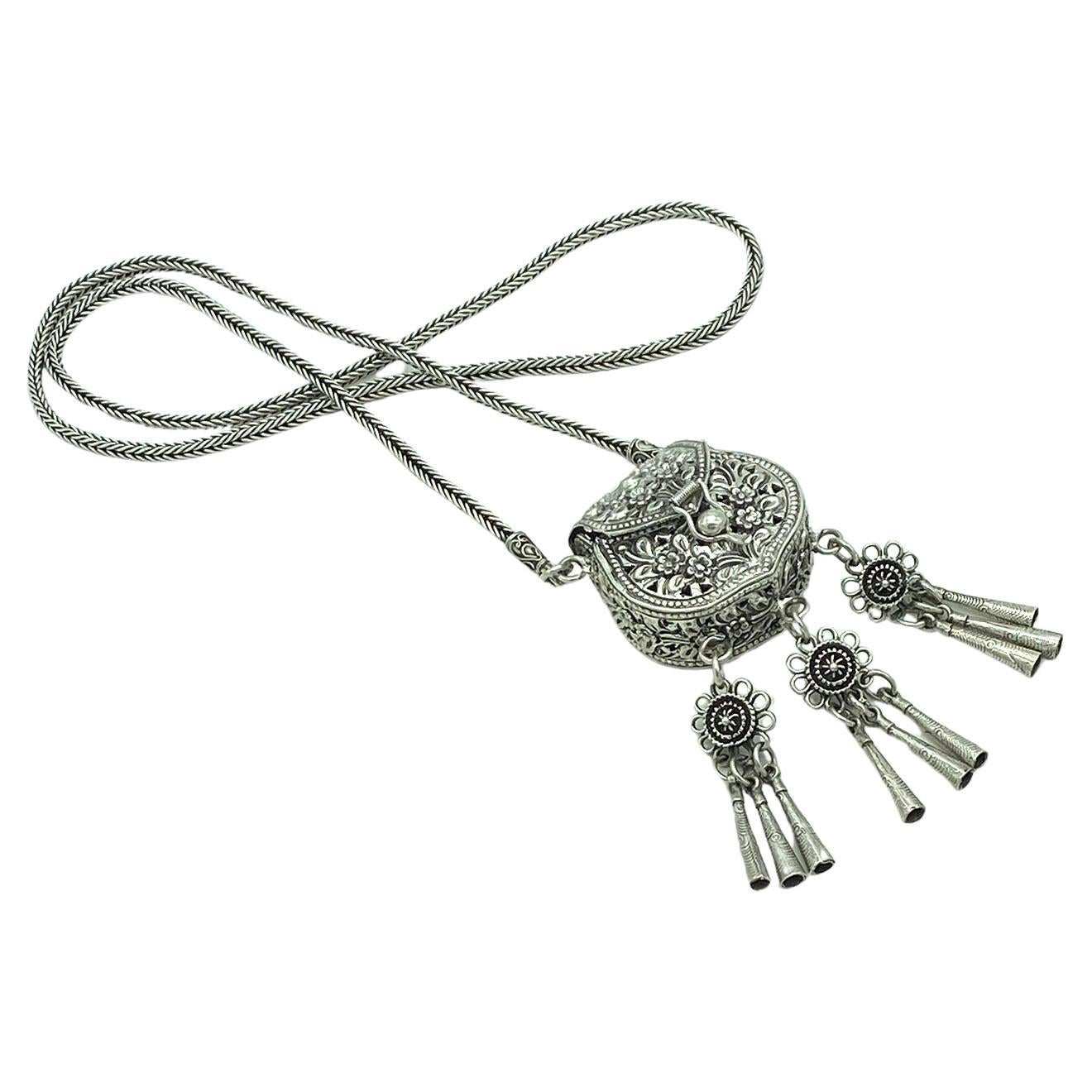 Borsellino artigianale in argento 925 con collana lunga in vendita