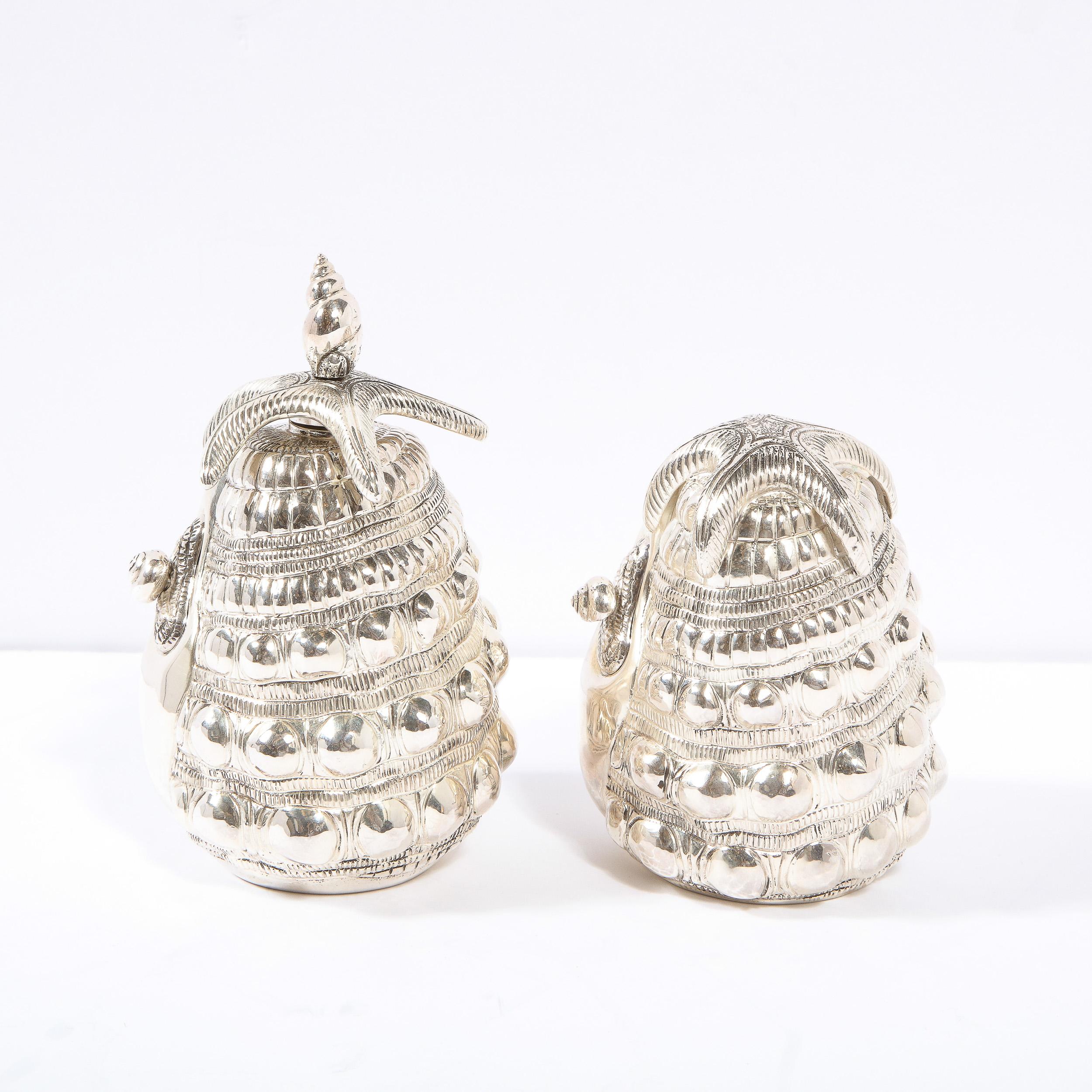 Fondée à Venise en 1846, Missiaglia est l'un des premiers fabricants mondiaux de bijoux de qualité, ainsi que d'un certain nombre d'accessoires de table en argent sterling sur mesure. Cet ensemble salière et moulin à poivre en forme de coquille de
