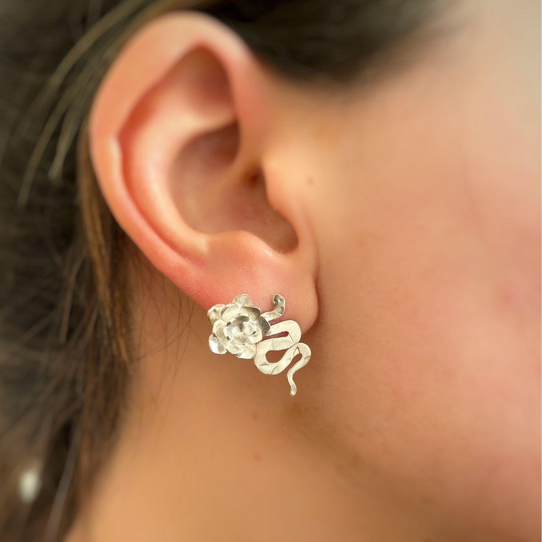 Dolores Ortega Snake and Flower Earrings Handcrafted in Sterling Silver (Zeitgenössisch) im Angebot