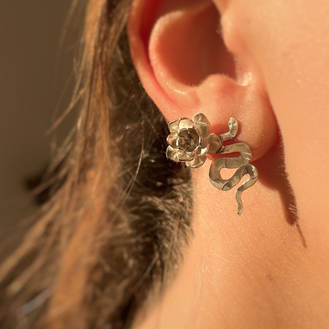 Dolores Ortega Snake and Flower Earrings Handcrafted in Sterling Silver im Angebot 2