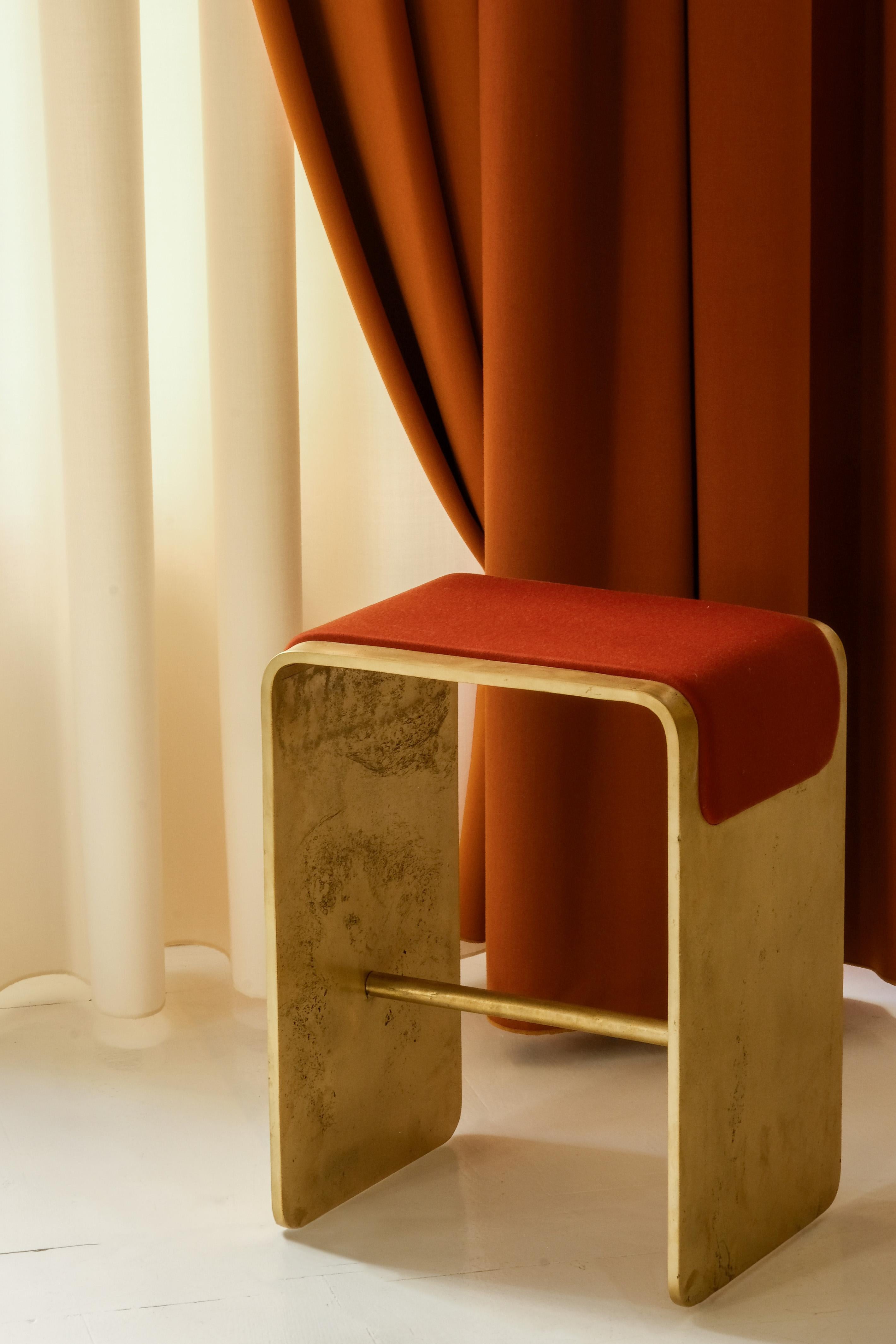 Tabouret artisanal en laiton moulé et tapisserie rouge par Joana Teixeira
Dimensions : D 28 x L 30 x H 47 cm.
MATERIAL : Laiton moulé et tissu d'ameublement.

Disponible en rouge et violet. Veuillez nous contacter.
 
Joana Teixeira est née à Porto