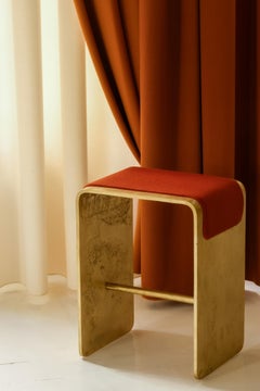 Tabouret artisanal en laiton moulé et tapisserie rouge par Joana Teixeira