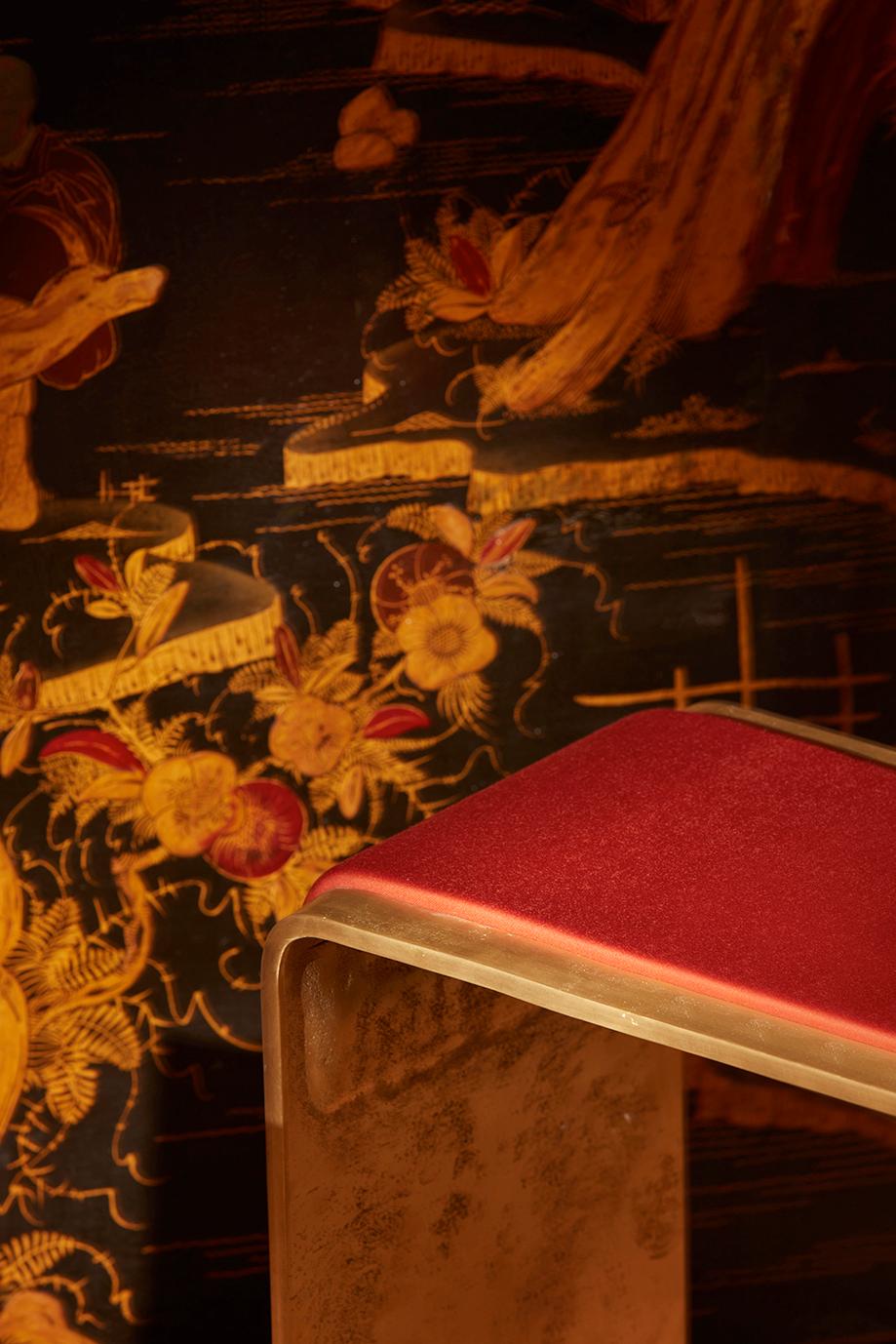 Postmoderne Tabouret artisanal en laiton moulé et tapisserie rouge par Joana Teixeira en vente