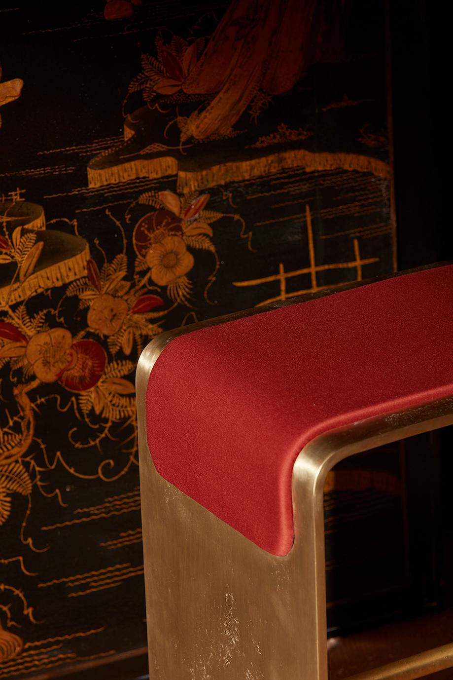 Portugais Tabouret artisanal en laiton moulé et tapisserie rouge par Joana Teixeira en vente