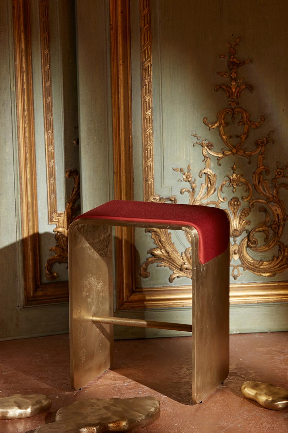 Autre Tabouret artisanal en laiton moulé et tapisserie rouge par Joana Teixeira en vente