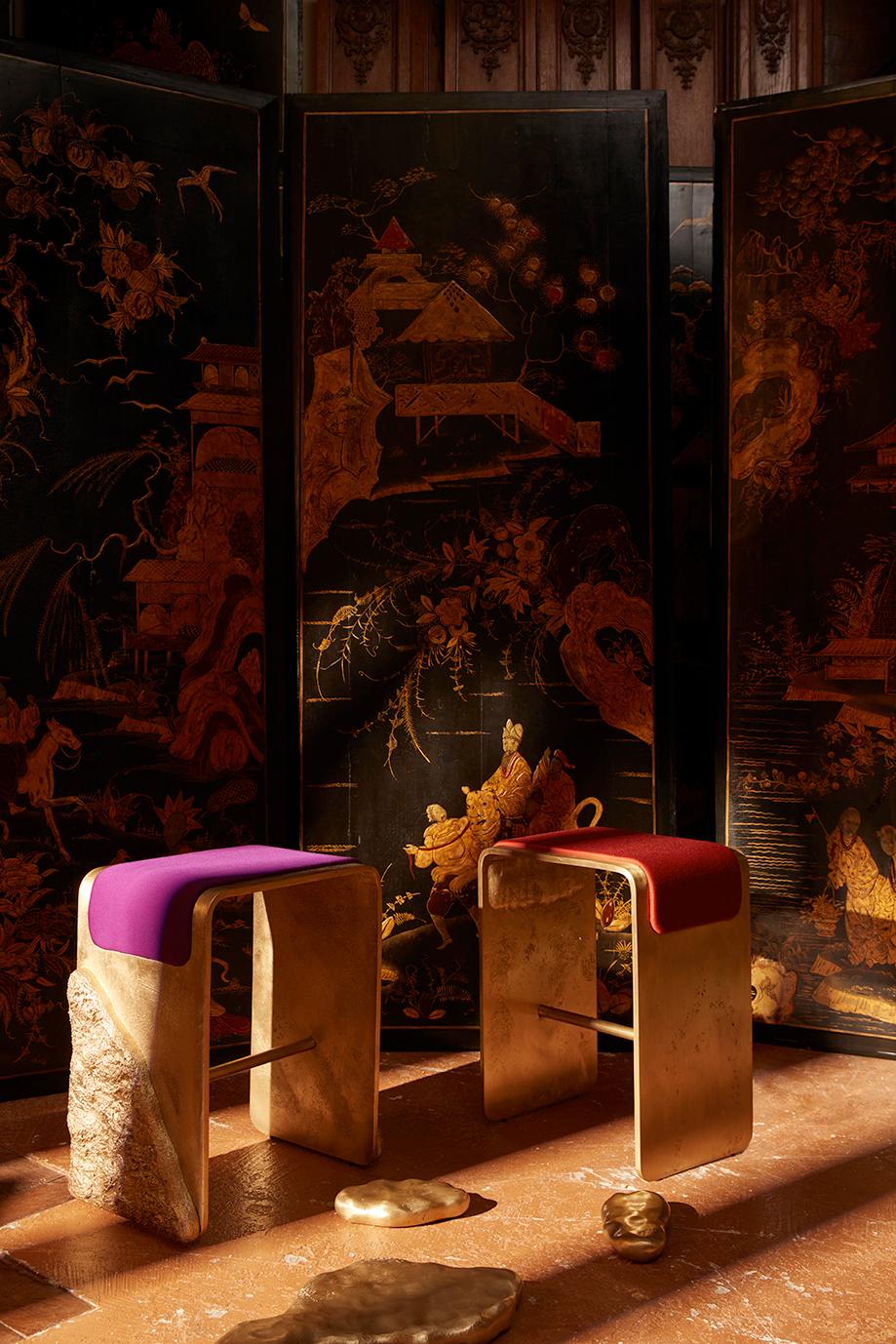 XXIe siècle et contemporain Tabouret artisanal en laiton moulé et tapisserie rouge par Joana Teixeira en vente