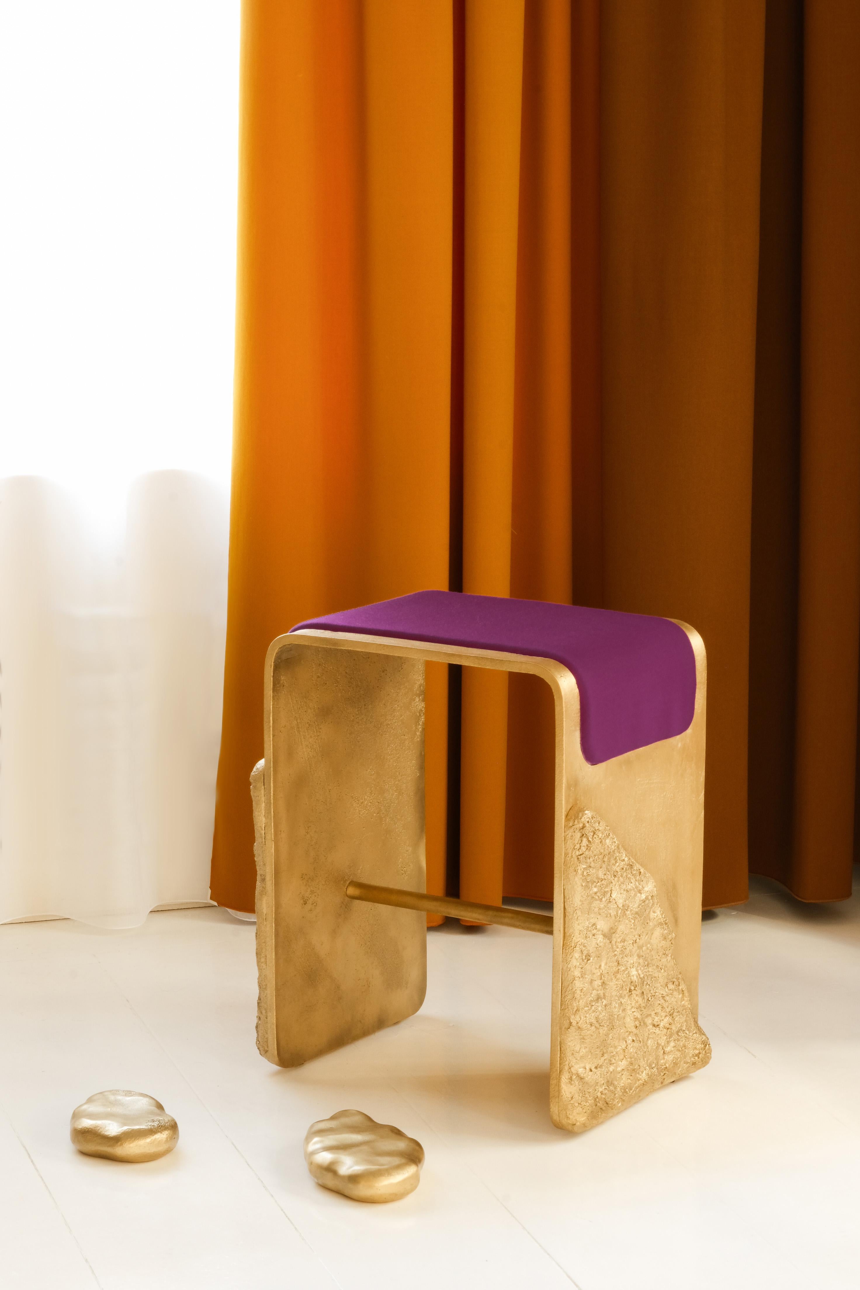 Laiton Tabouret artisanal en laiton moulé et tapisserie rouge par Joana Teixeira en vente
