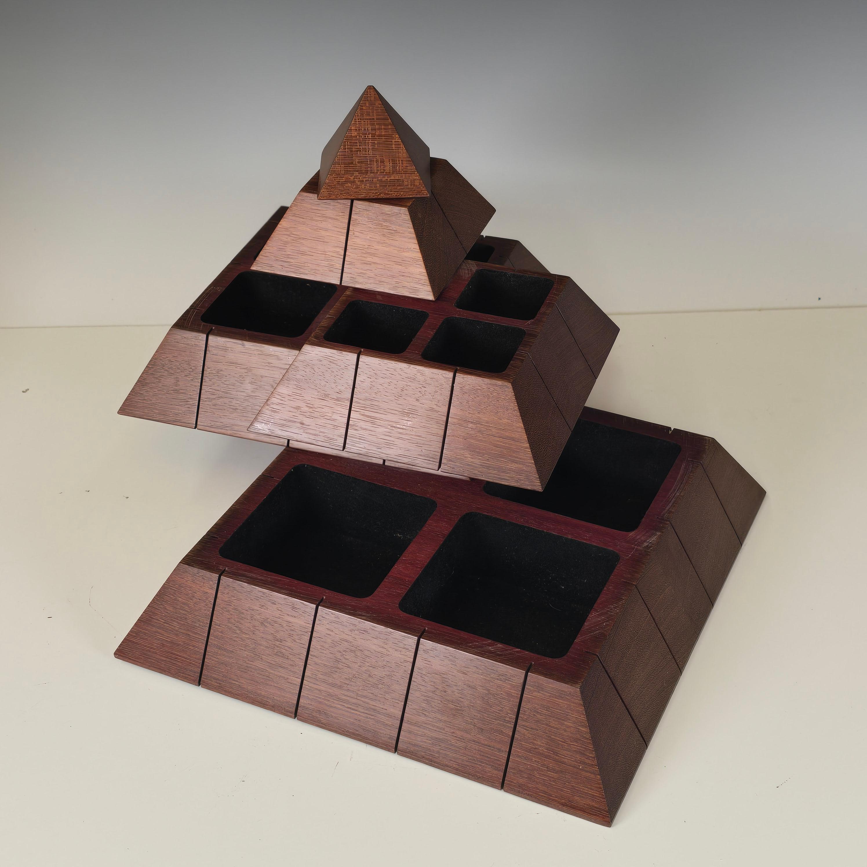 Boîte à bijoux à pyramide rotative de Studio Handcraft en vente 3
