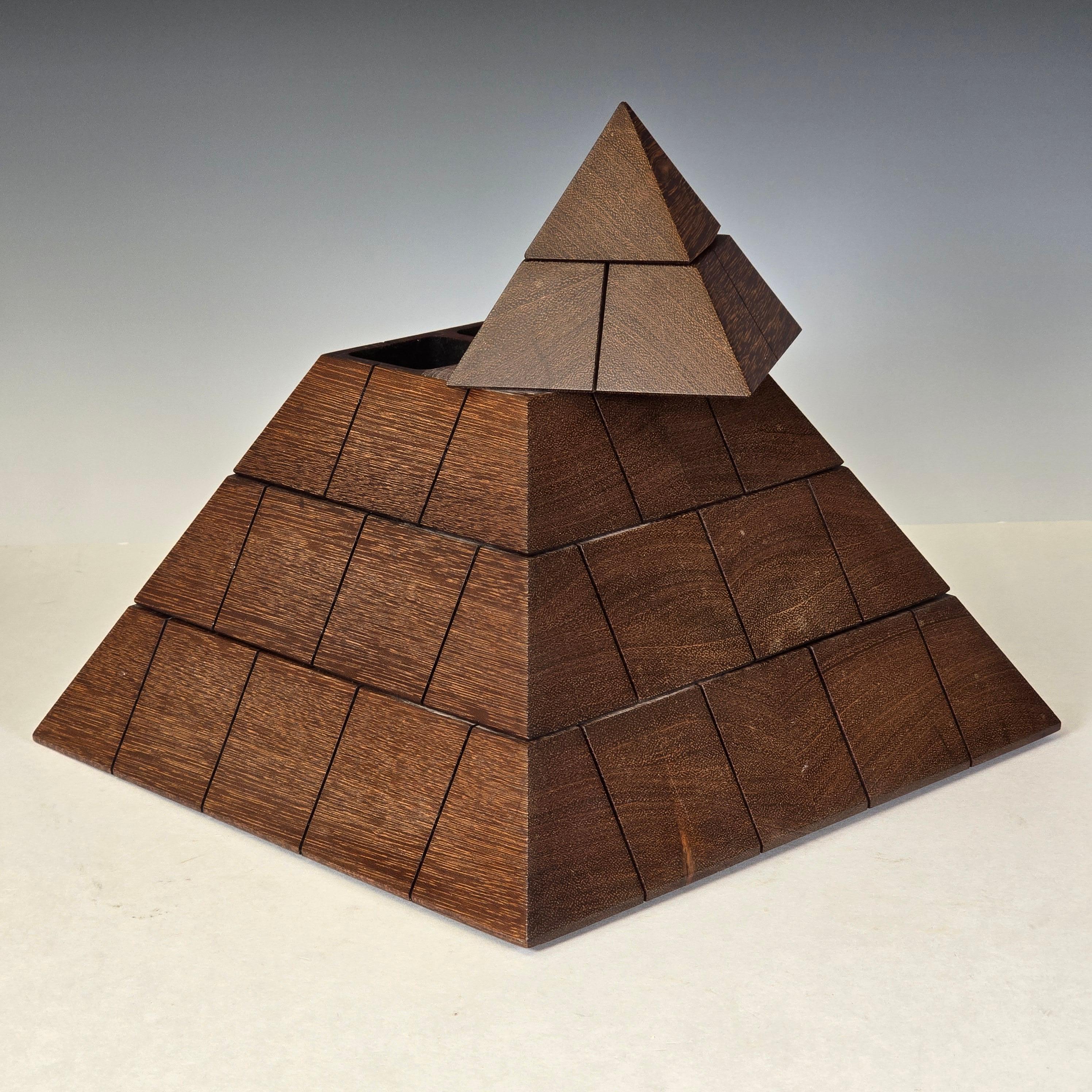 Boîte à bijoux à pyramide rotative de Studio Handcraft en vente 4