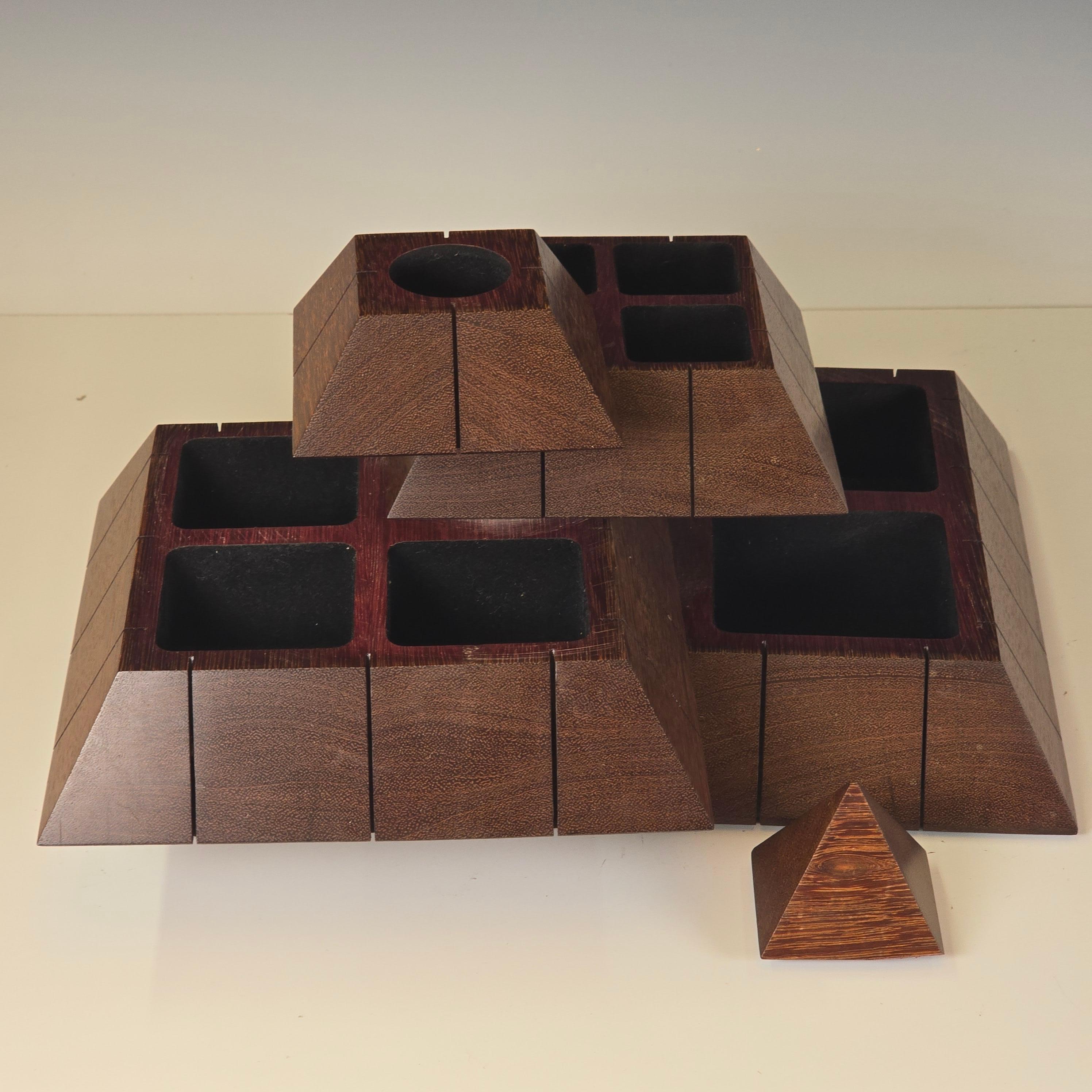 Boîte à bijoux à pyramide rotative de Studio Handcraft en vente 5