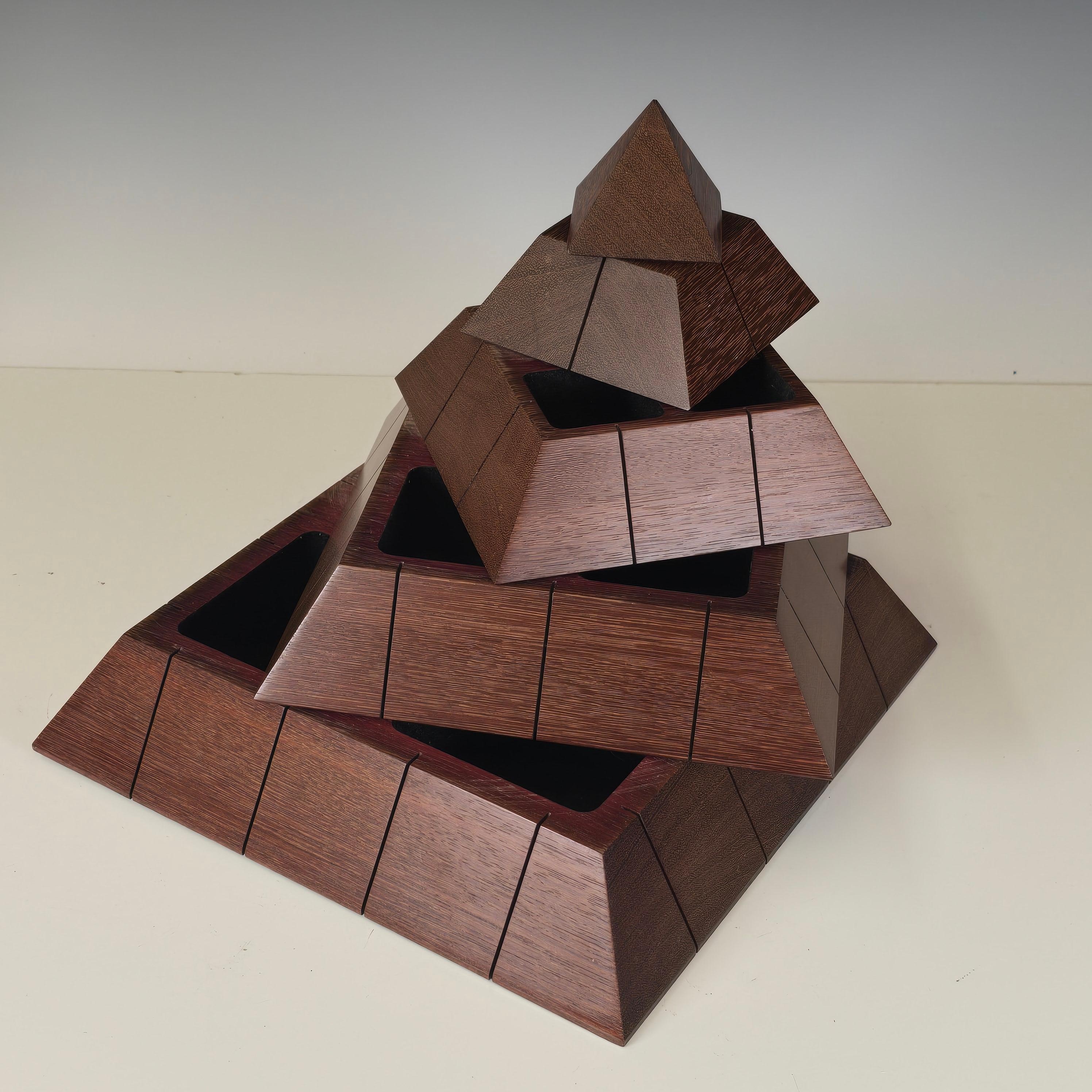 Boîte à bijoux à pyramide rotative de Studio Handcraft en vente 6