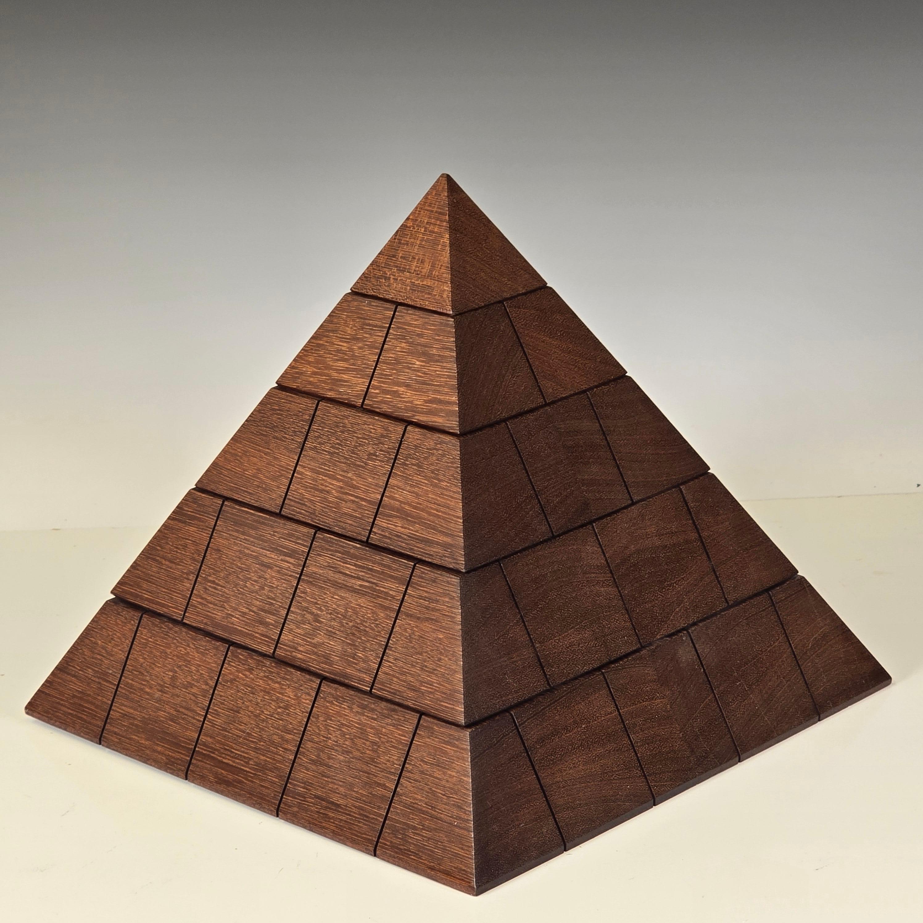 Élégante boîte à bijoux pyramidale post-moderne fabriquée en studio avec des étagères rotatives et un couvercle amovible.   Réalisé par John P. Schmidt en 1989.  C'est une belle boîte et le bois violet a pris une belle couleur après avoir été