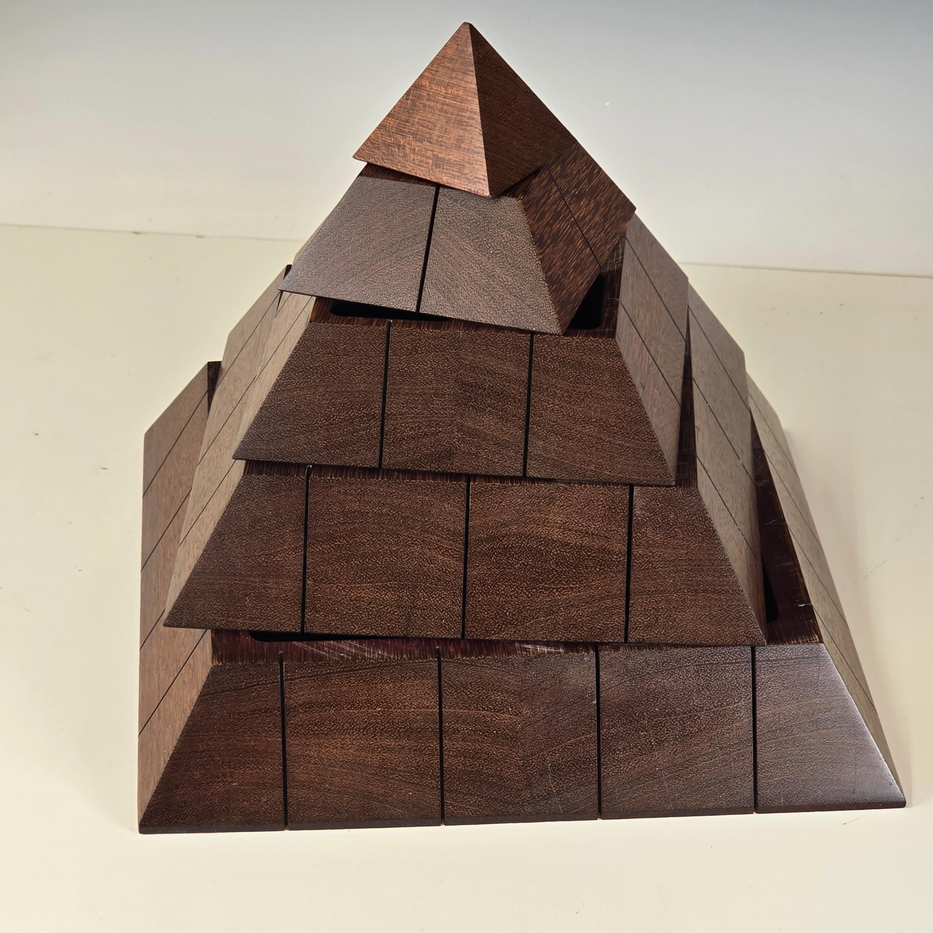 Postmoderne Boîte à bijoux à pyramide rotative de Studio Handcraft en vente