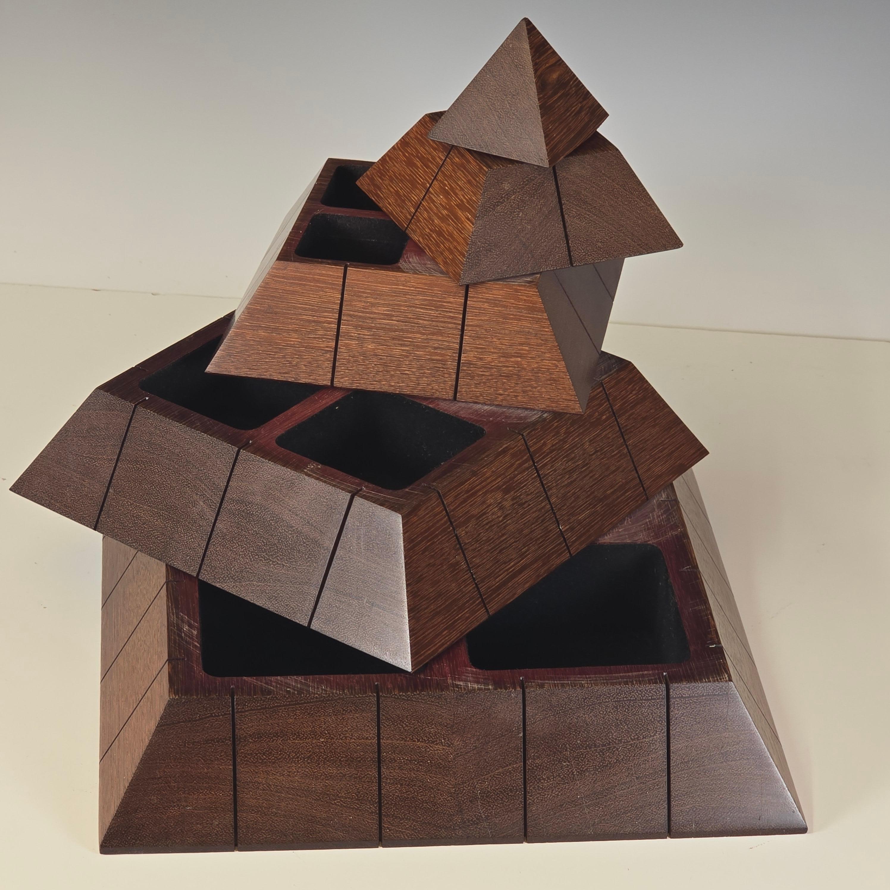 Métal Boîte à bijoux à pyramide rotative de Studio Handcraft en vente